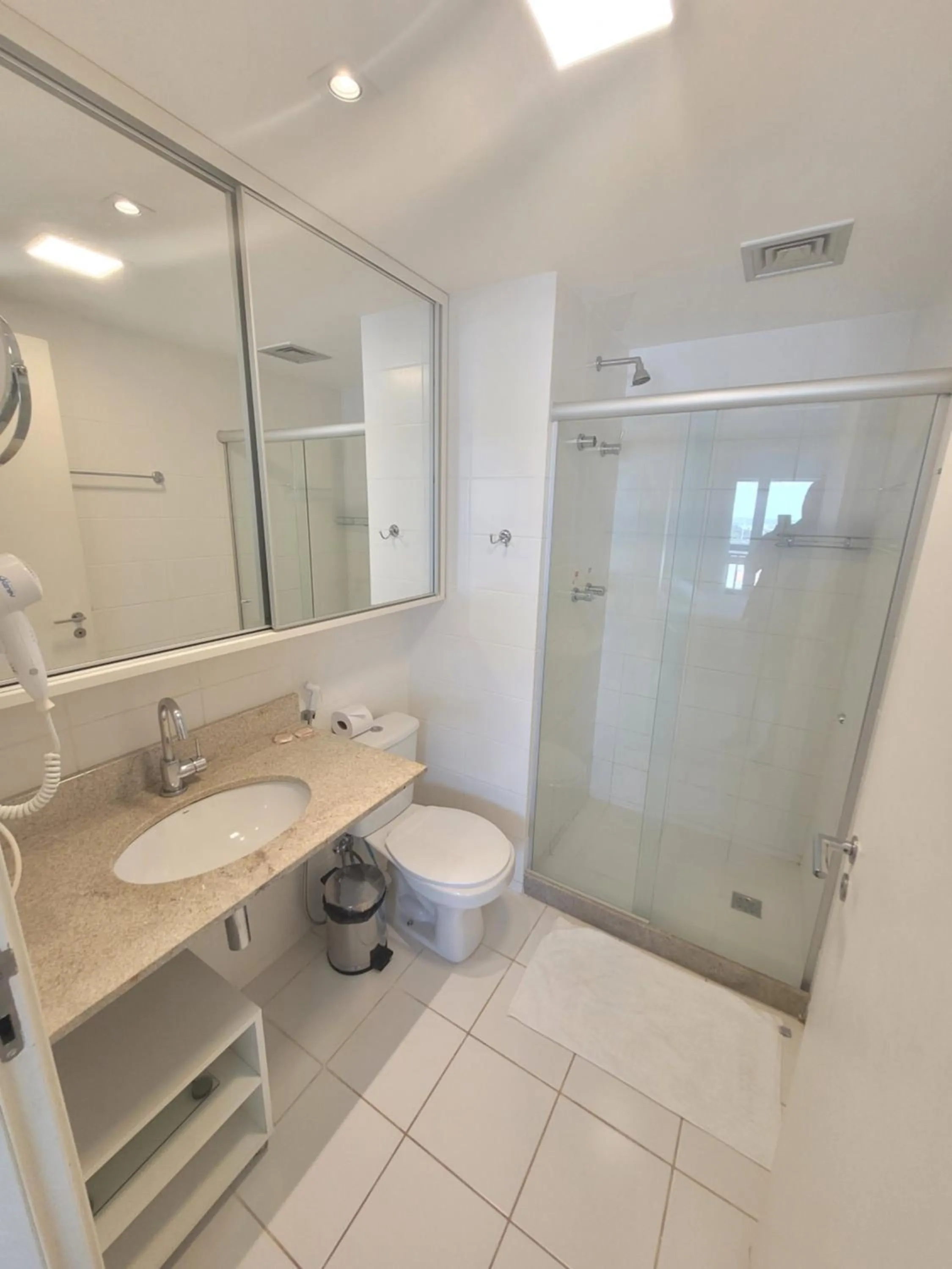 Bathroom in Flat Vision Executivo Premium By Rei dos Flats