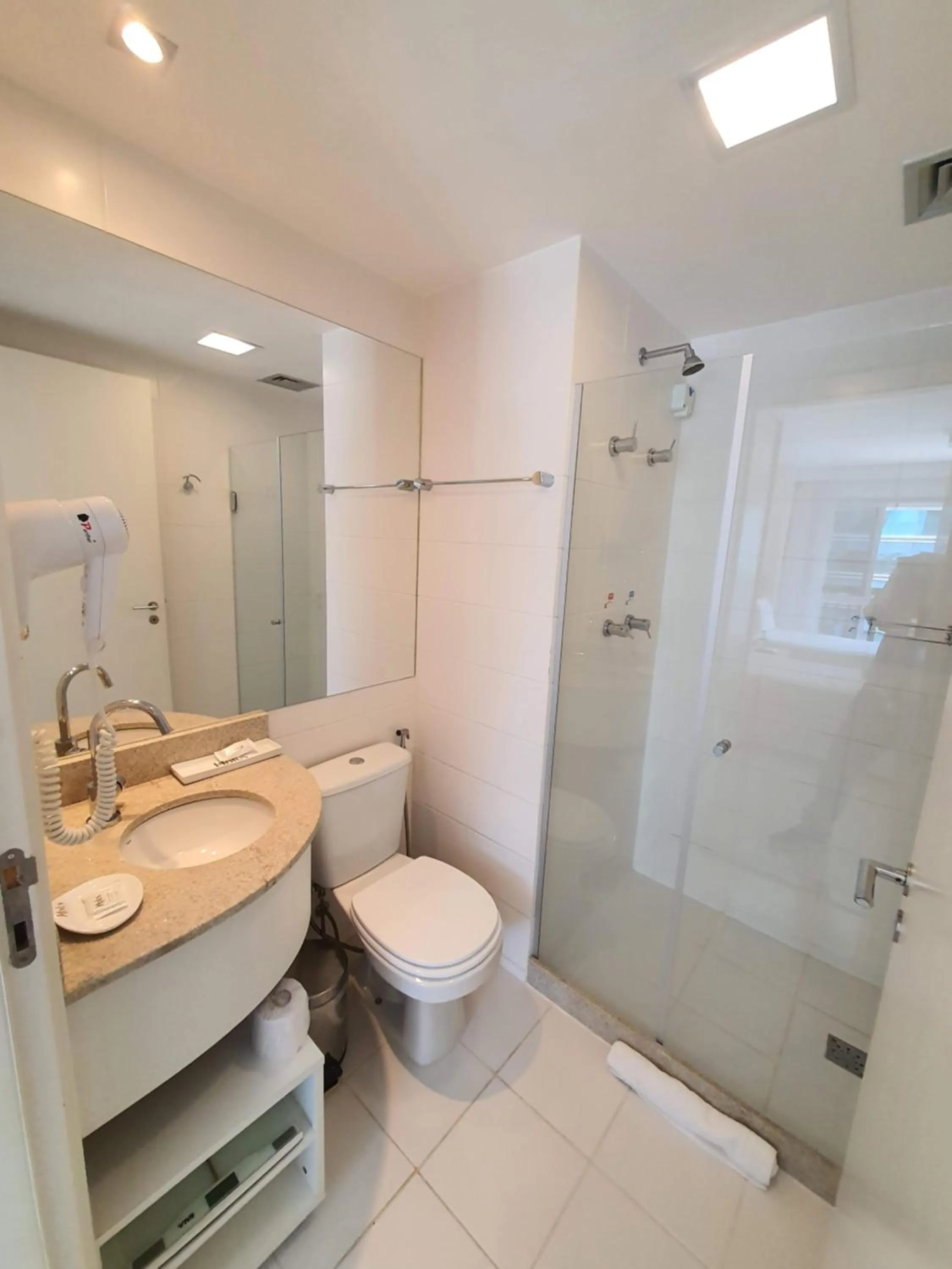 Bathroom in Flat Vision Executivo Premium By Rei dos Flats