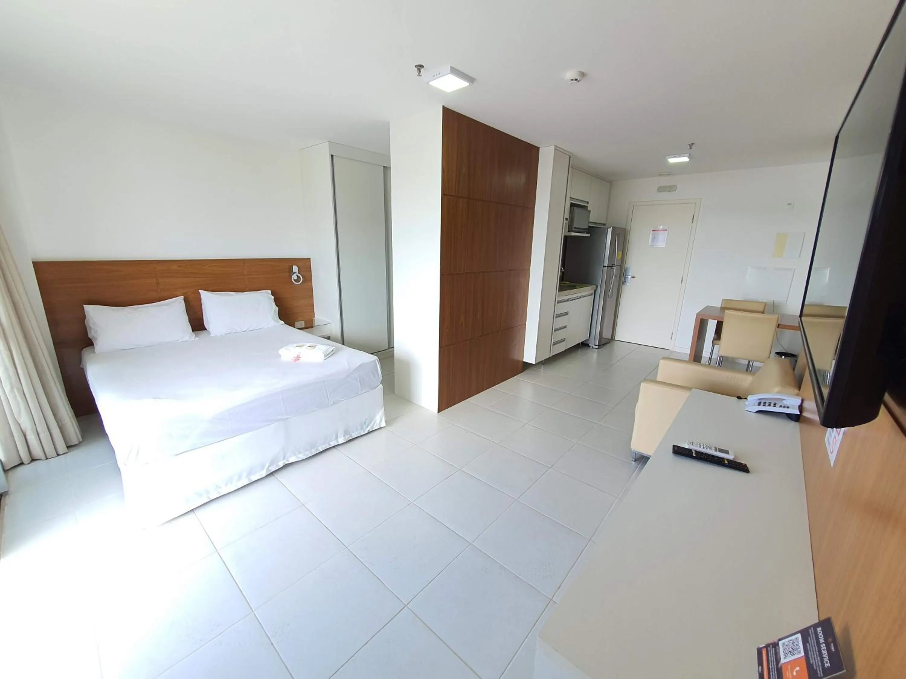 wardrobe, Bed in Flat Vision Executivo Premium By Rei dos Flats