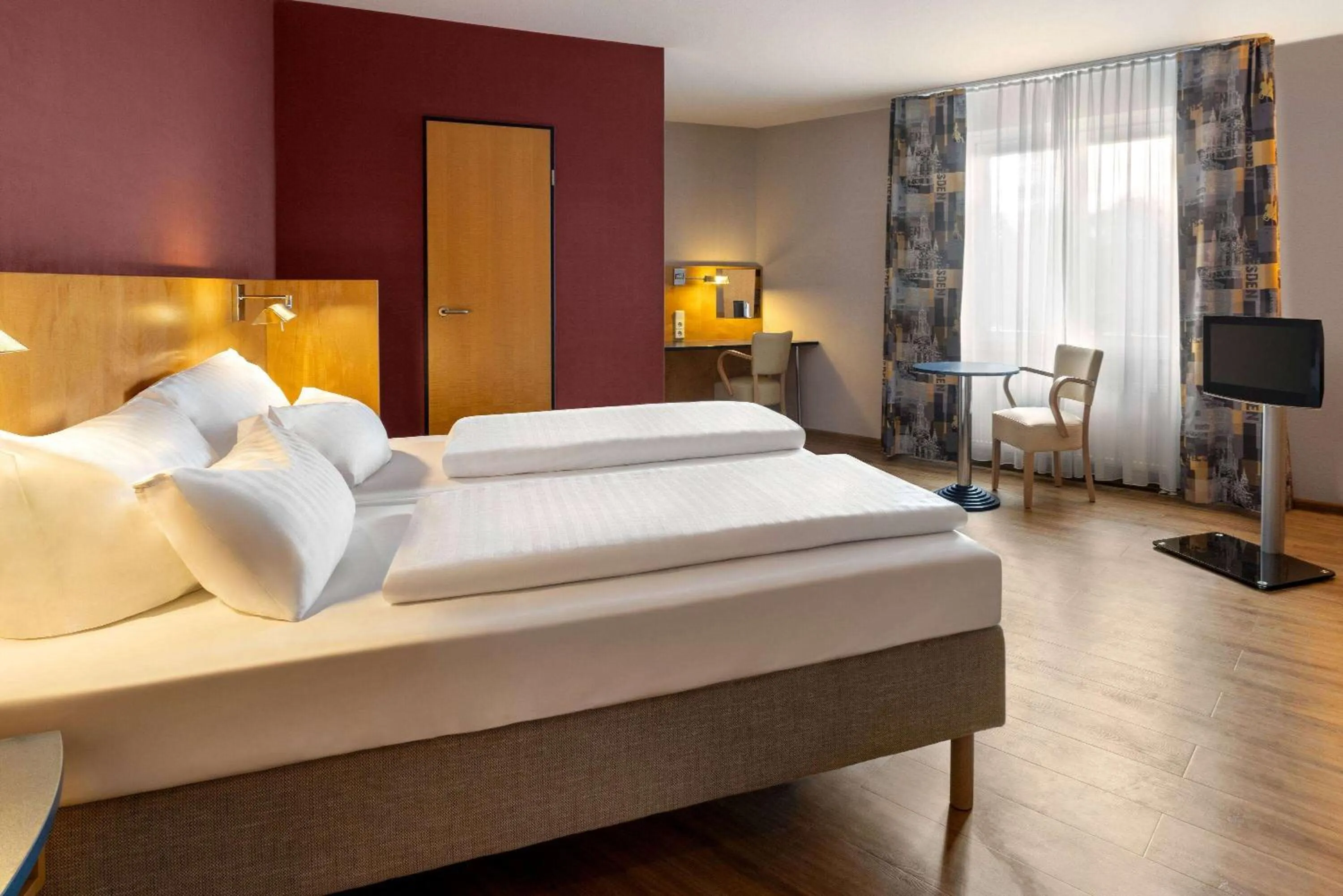 Photo of the whole room, Bed in Amedia Dresden Elbpromenade, Trademark Collection by Wyndham