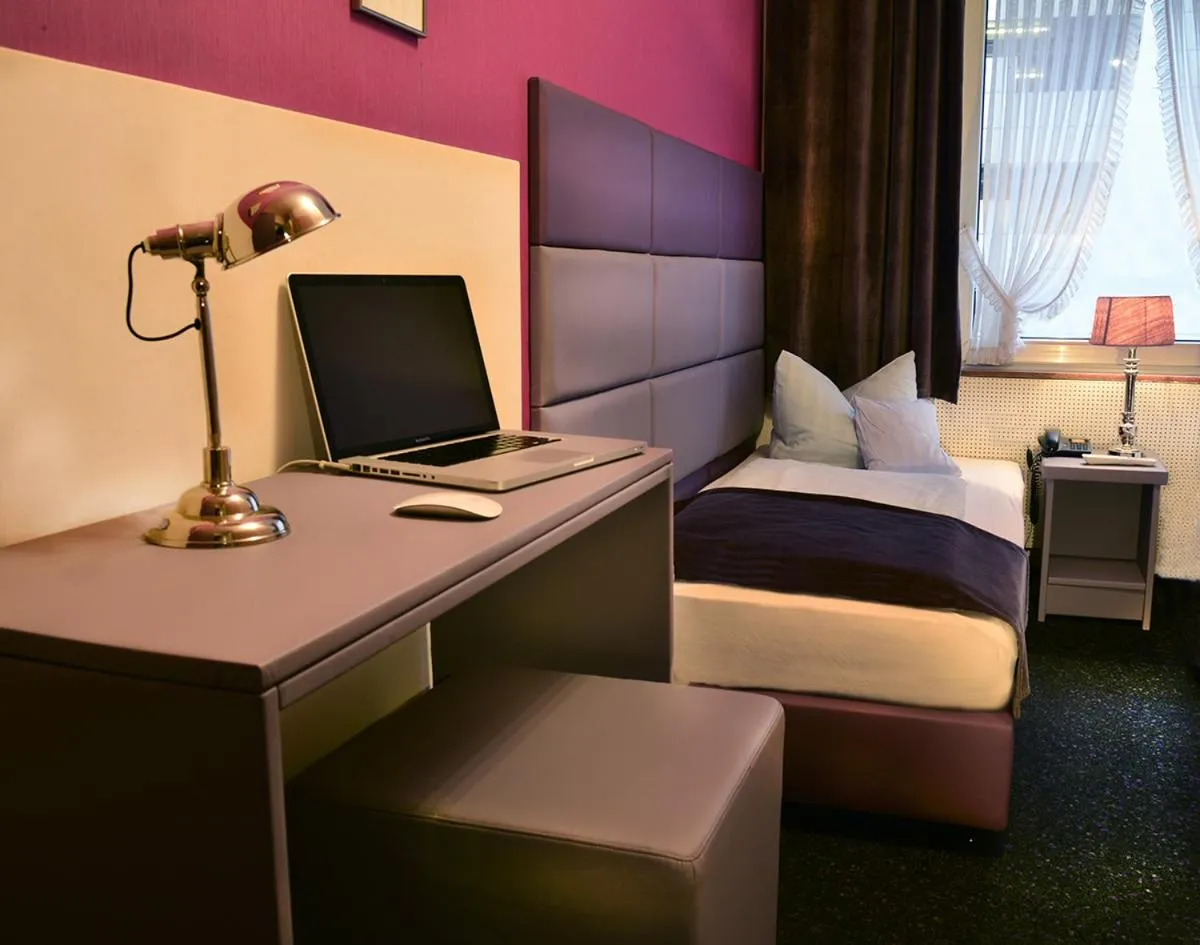 TV and multimedia in Hotel Am Wehrhahn