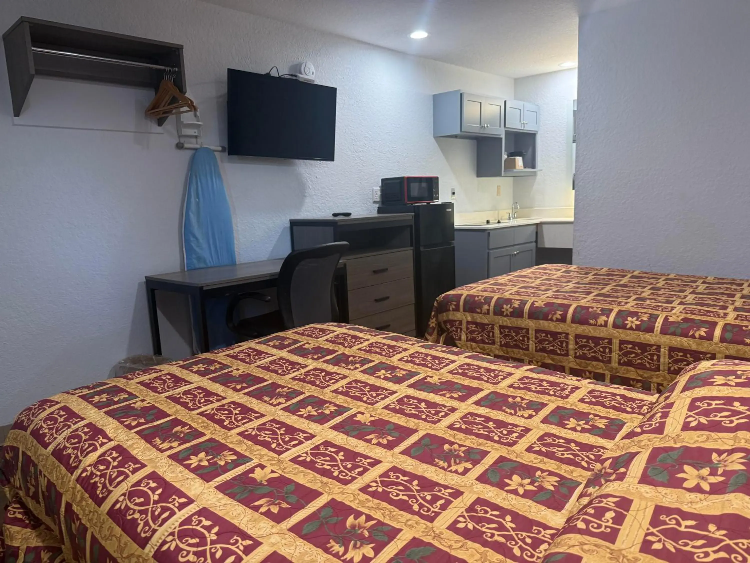 1 Full Bed and 1 Twin Bed Smoking in Economy Lodge by Hotel O Texas City 1 Full Bed and 1 Twin Bed Smoking in Economy Lodge by Hotel O Texas City