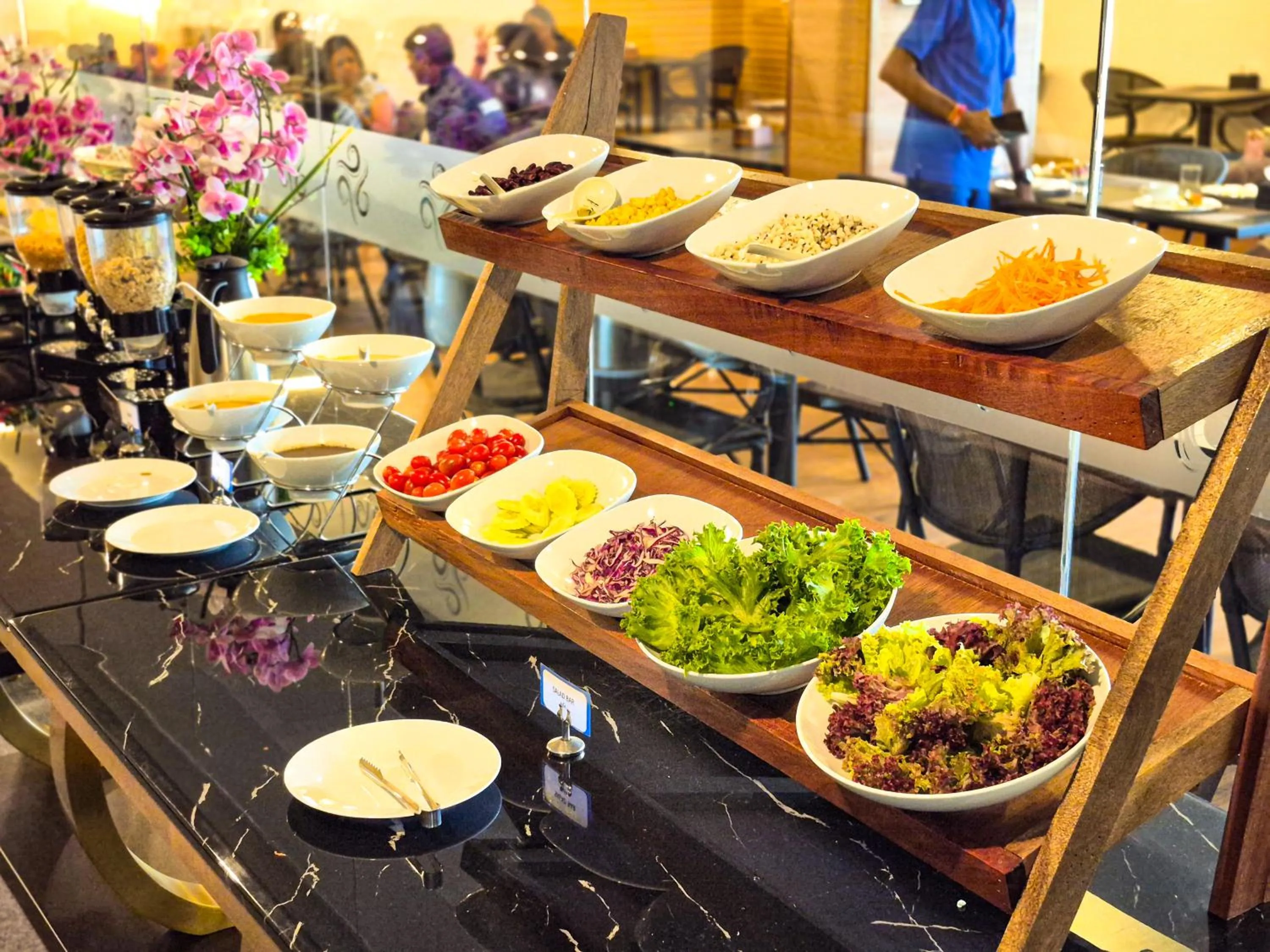 Restaurant/places to eat in HT9 Hotel