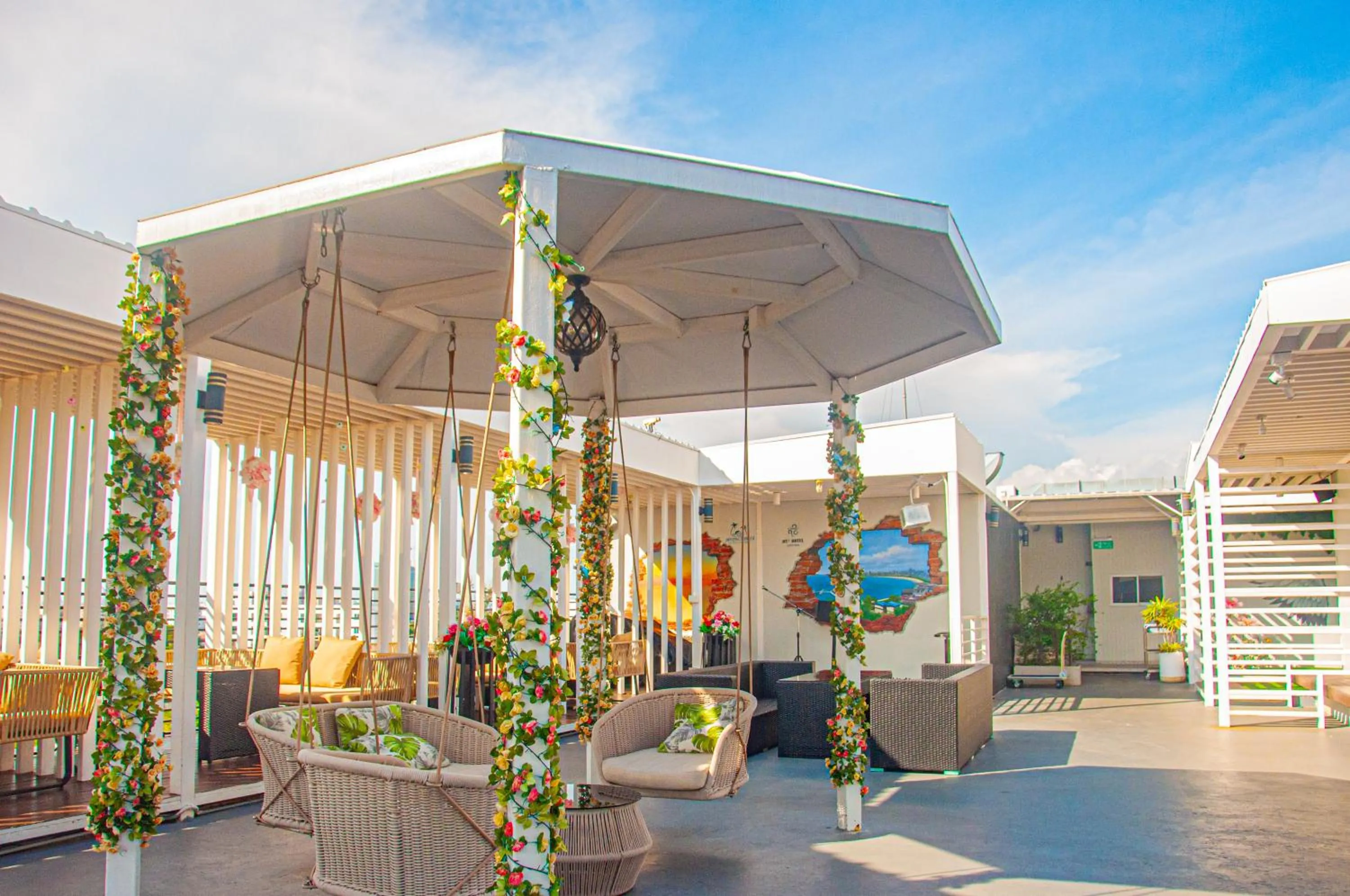 Restaurant/places to eat in HT9 Hotel