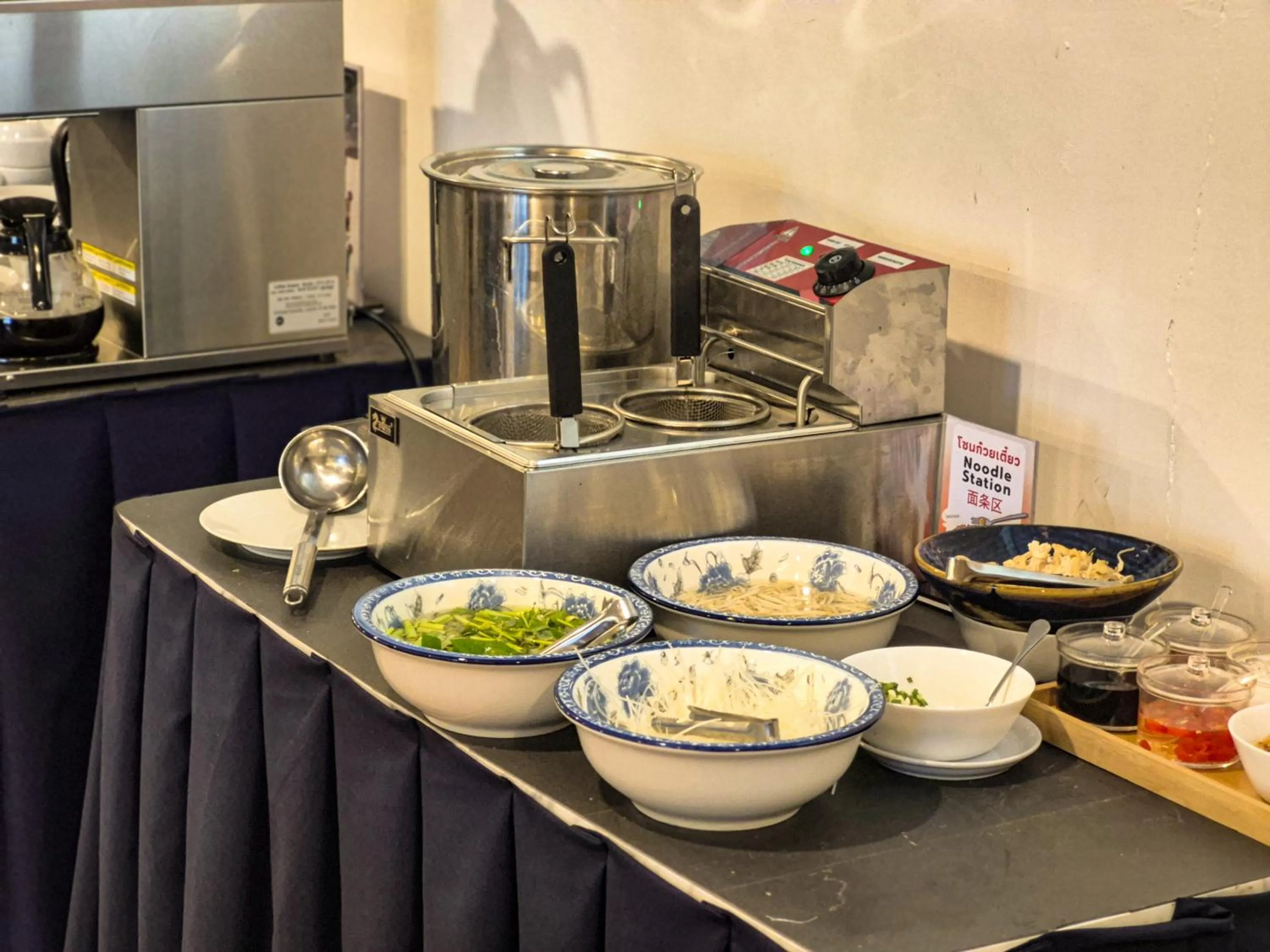 Restaurant/places to eat in HT9 Hotel