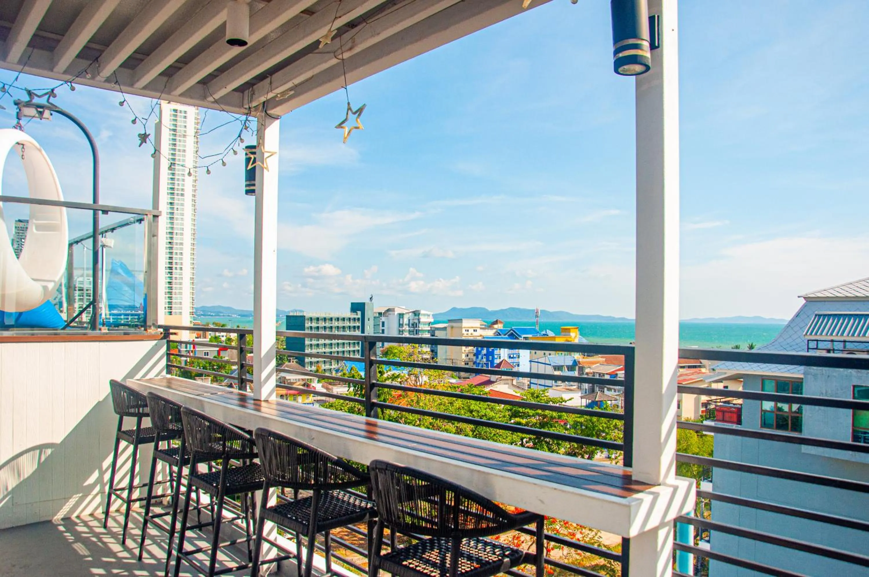 Restaurant/places to eat in HT9 Hotel