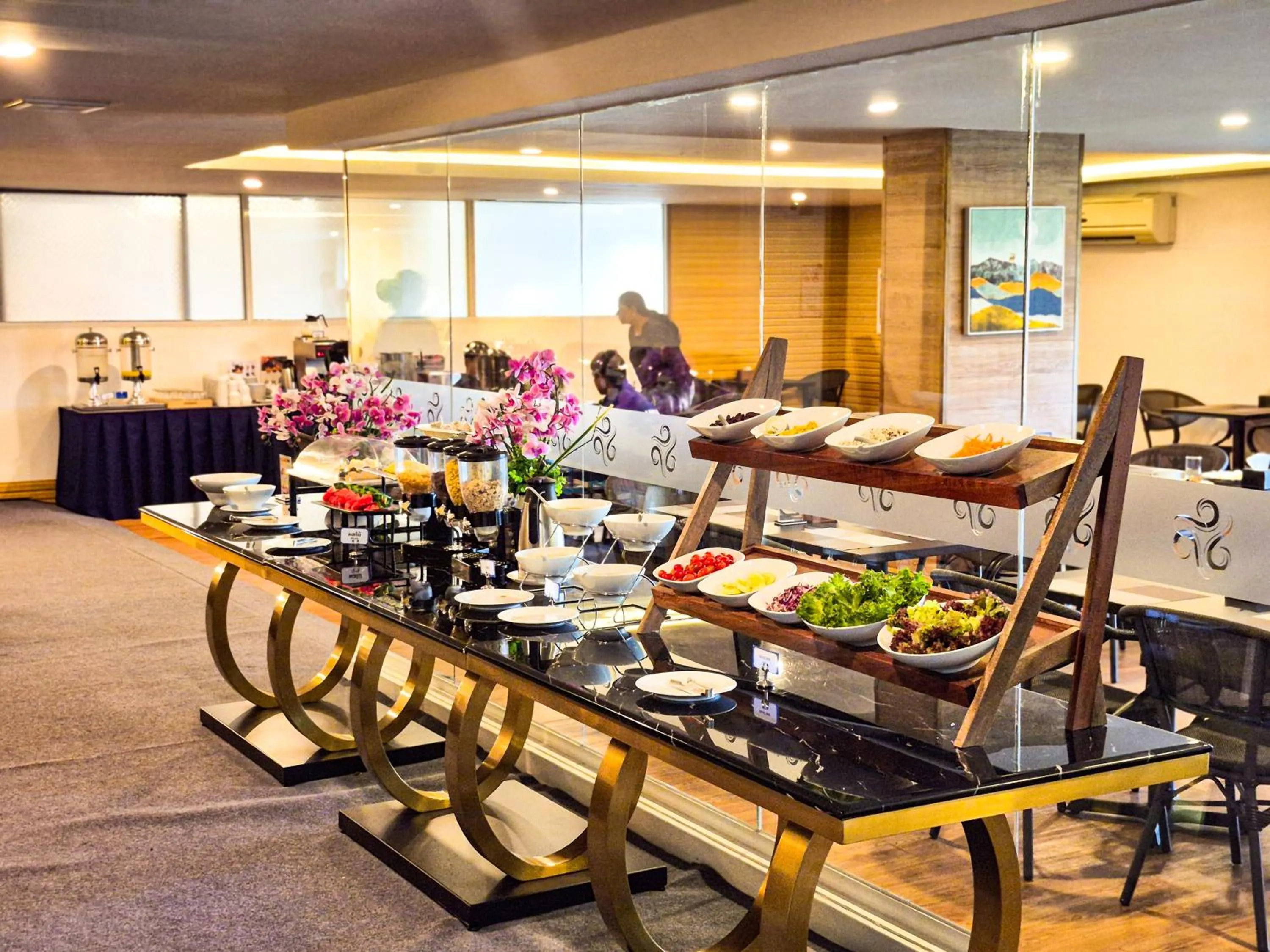 Restaurant/places to eat in HT9 Hotel