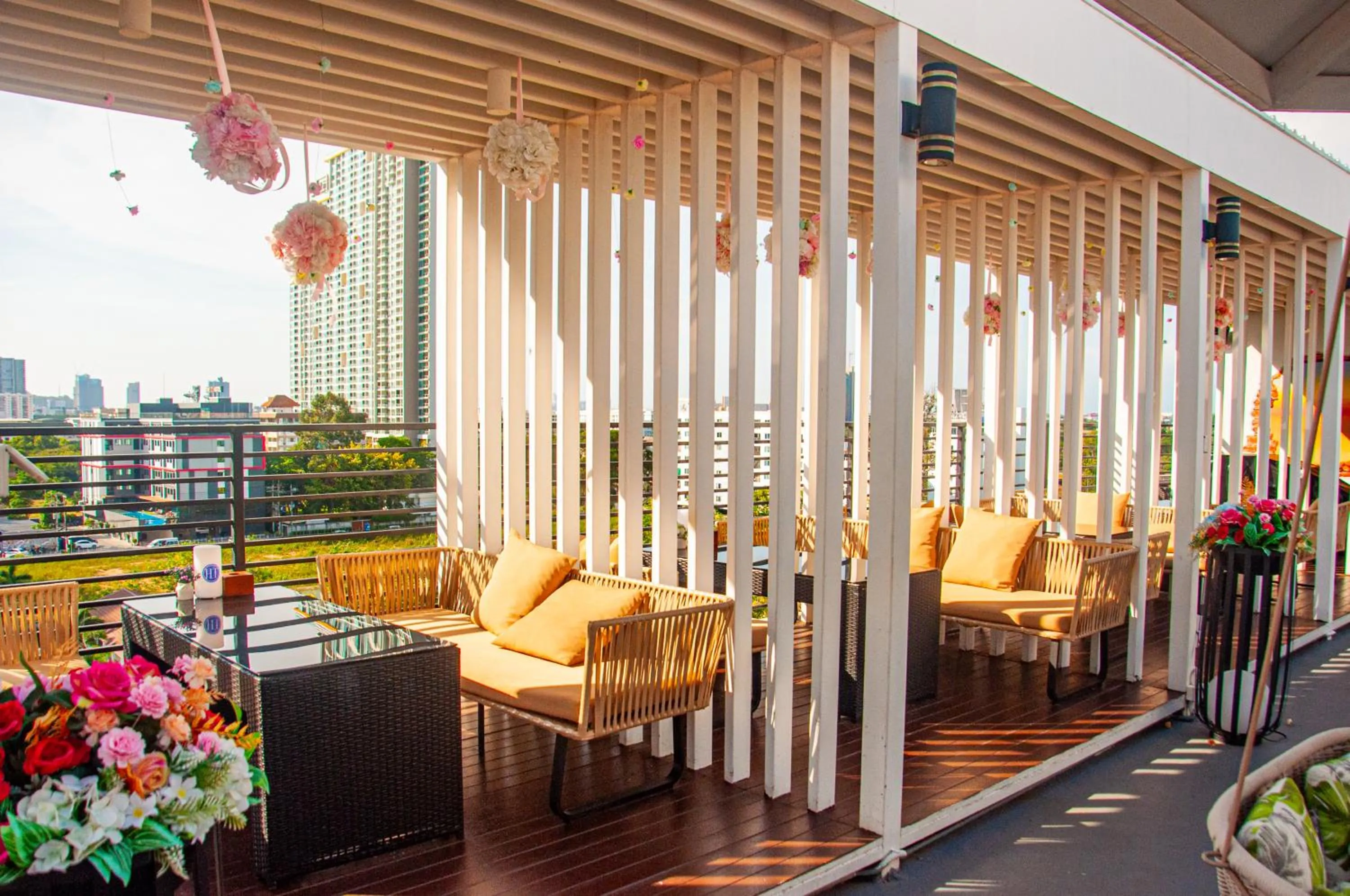 Restaurant/places to eat in HT9 Hotel