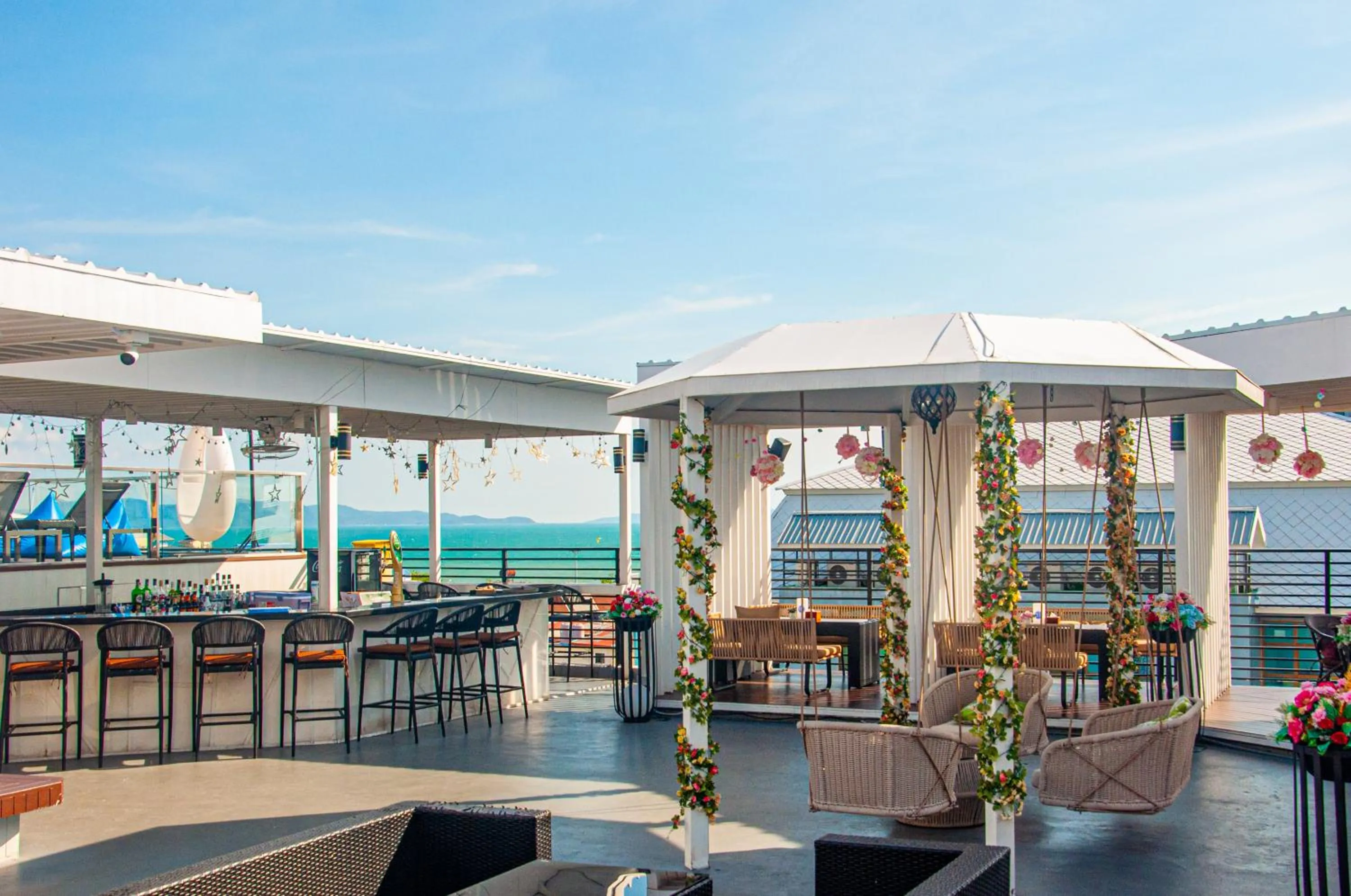 Restaurant/places to eat in HT9 Hotel