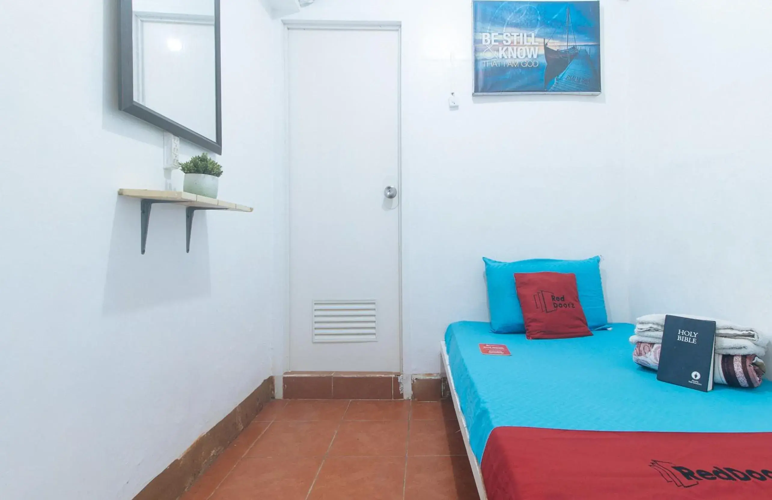 Single Room in RedDoorz near OWWA Pasay Single Room in RedDoorz near OWWA Pasay