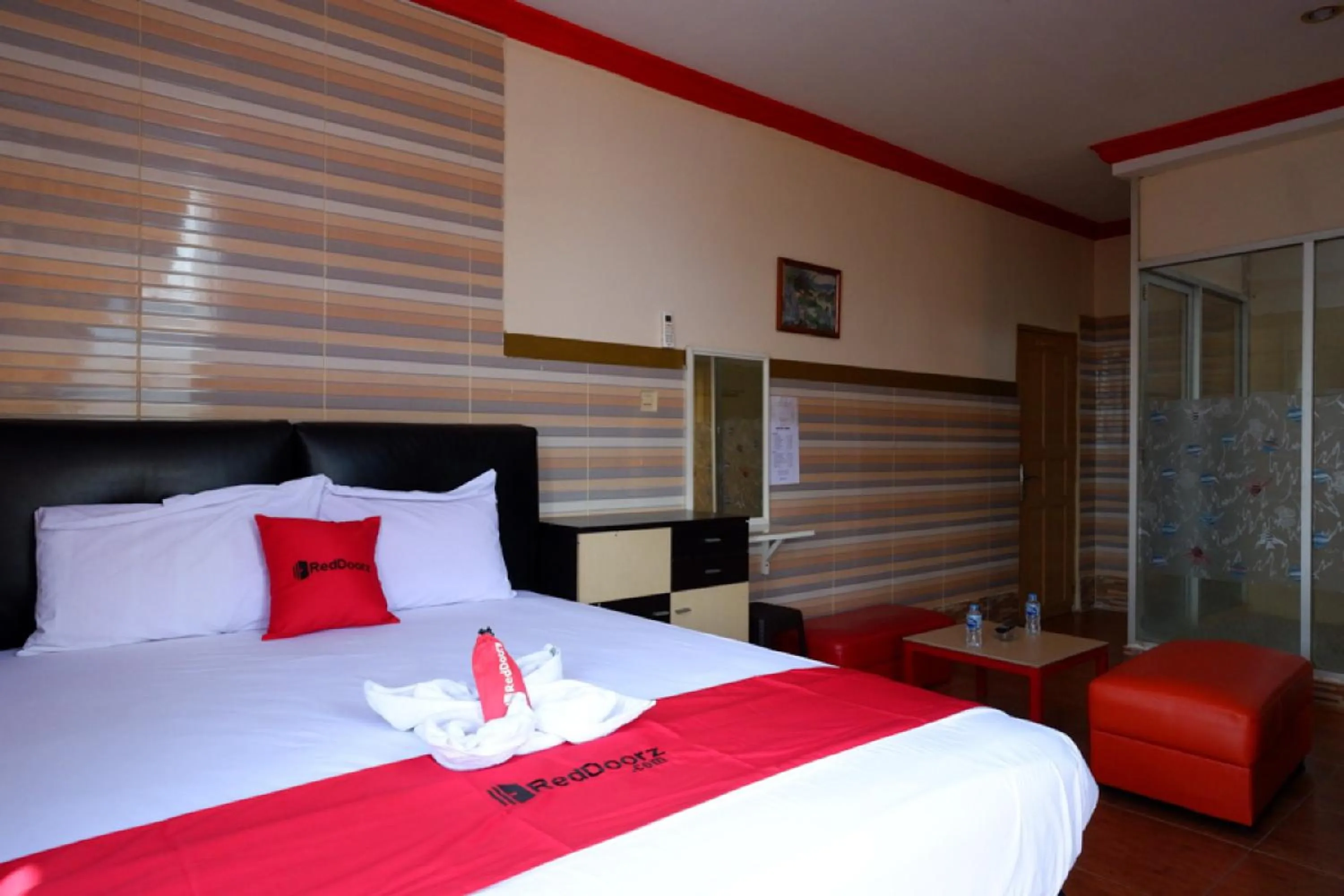 Bedroom, Bed in RedDoorz near Kendari Beach 2