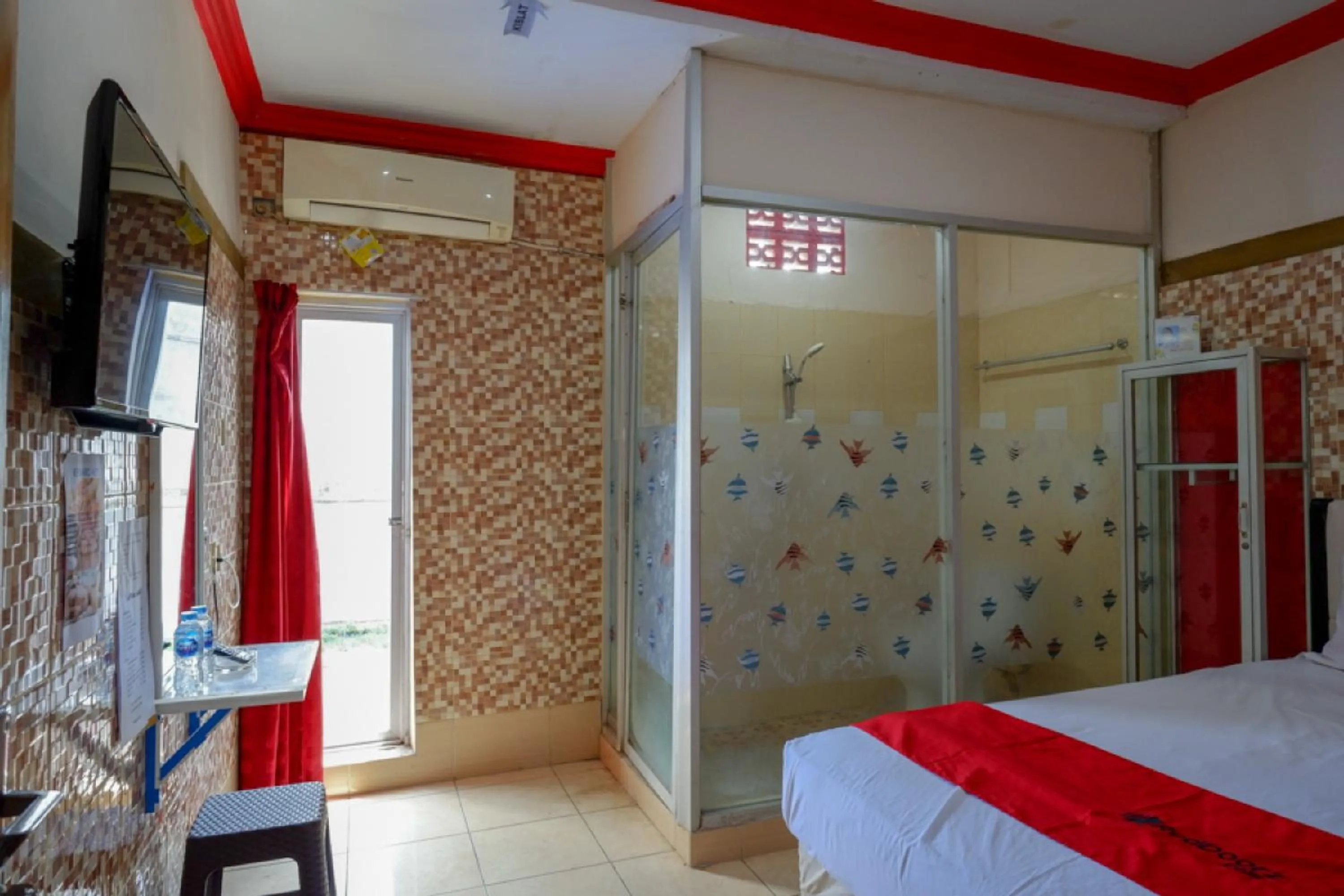 Bed in RedDoorz near Kendari Beach 2