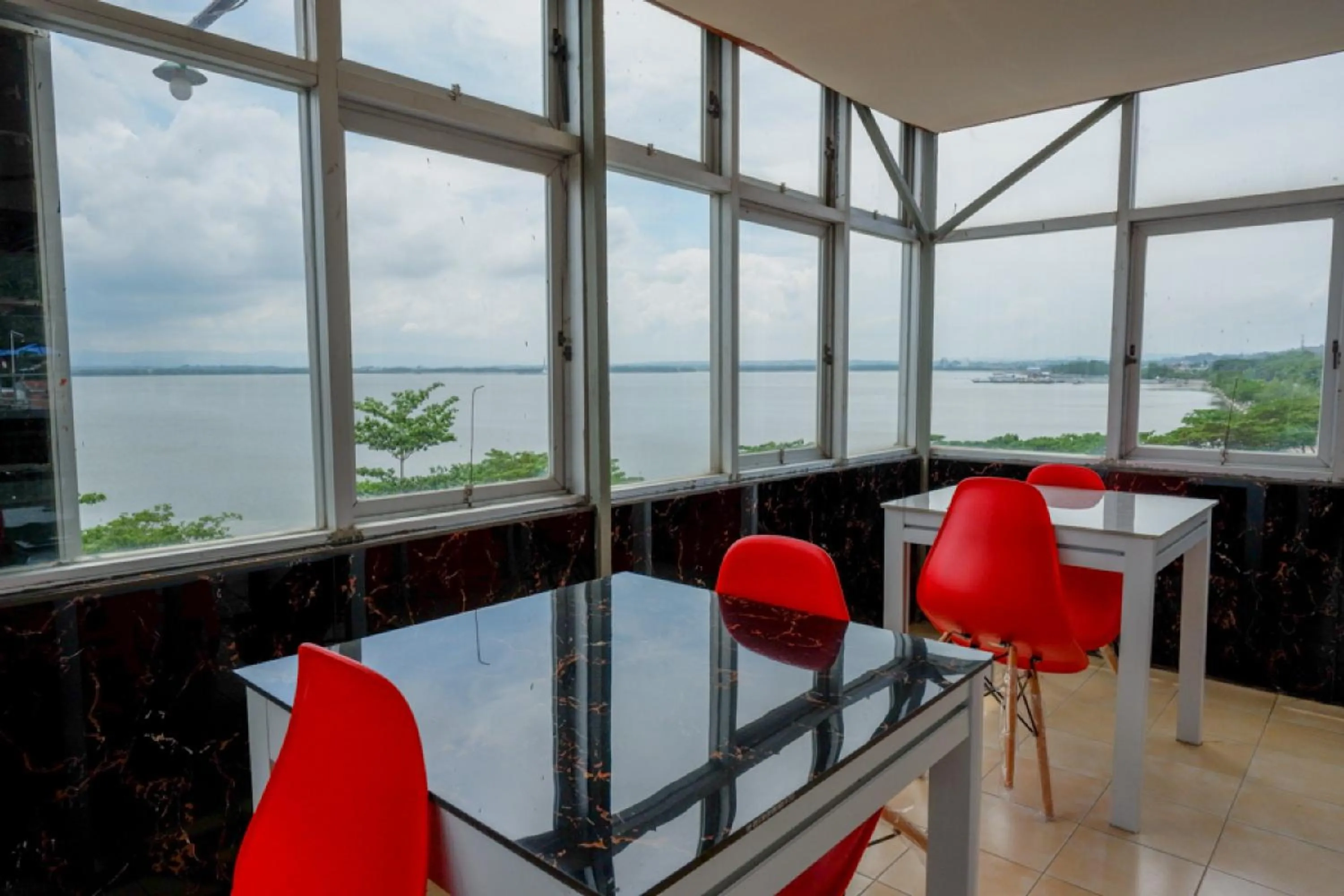 Seating area in RedDoorz near Kendari Beach 2