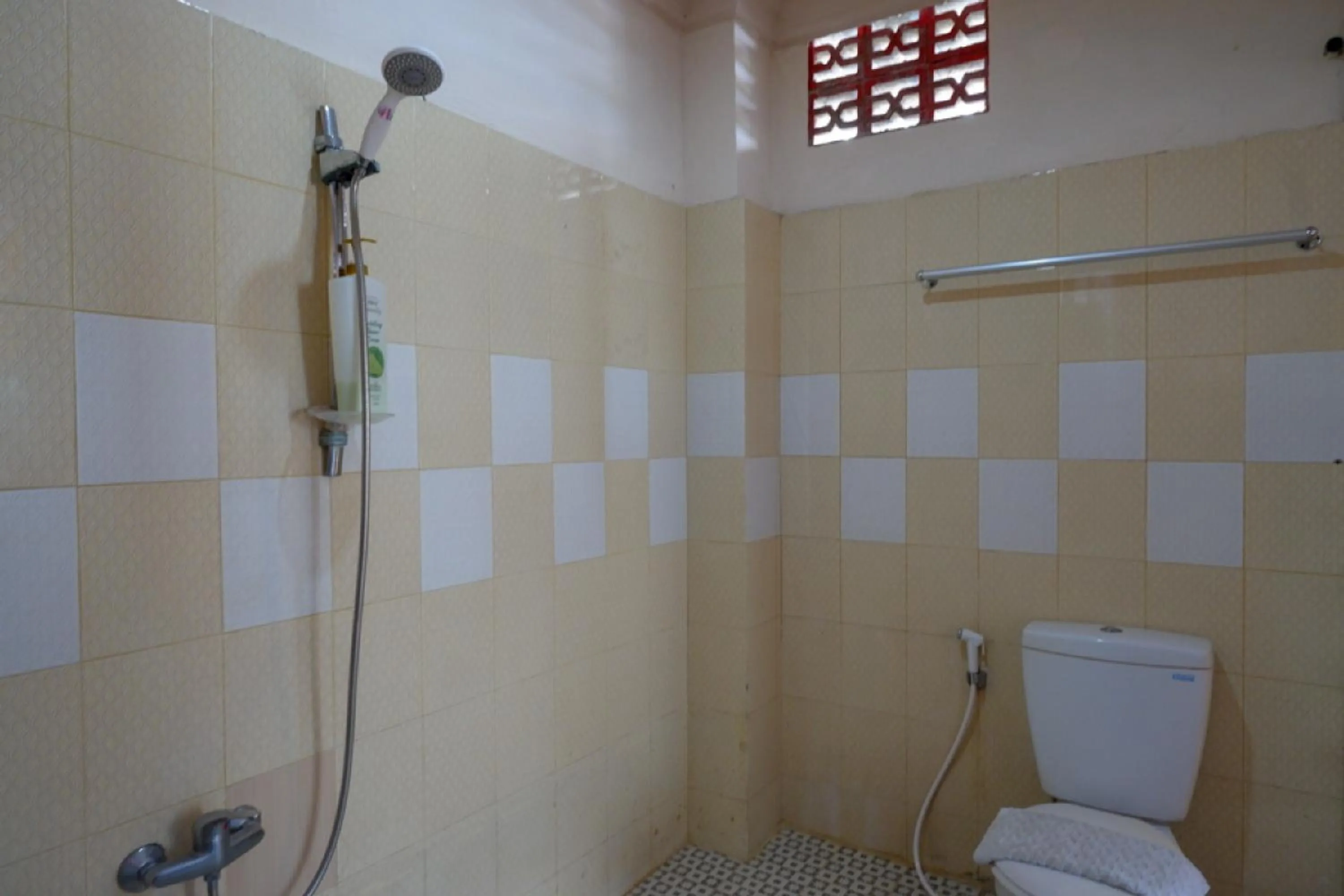 Bathroom in RedDoorz near Kendari Beach 2