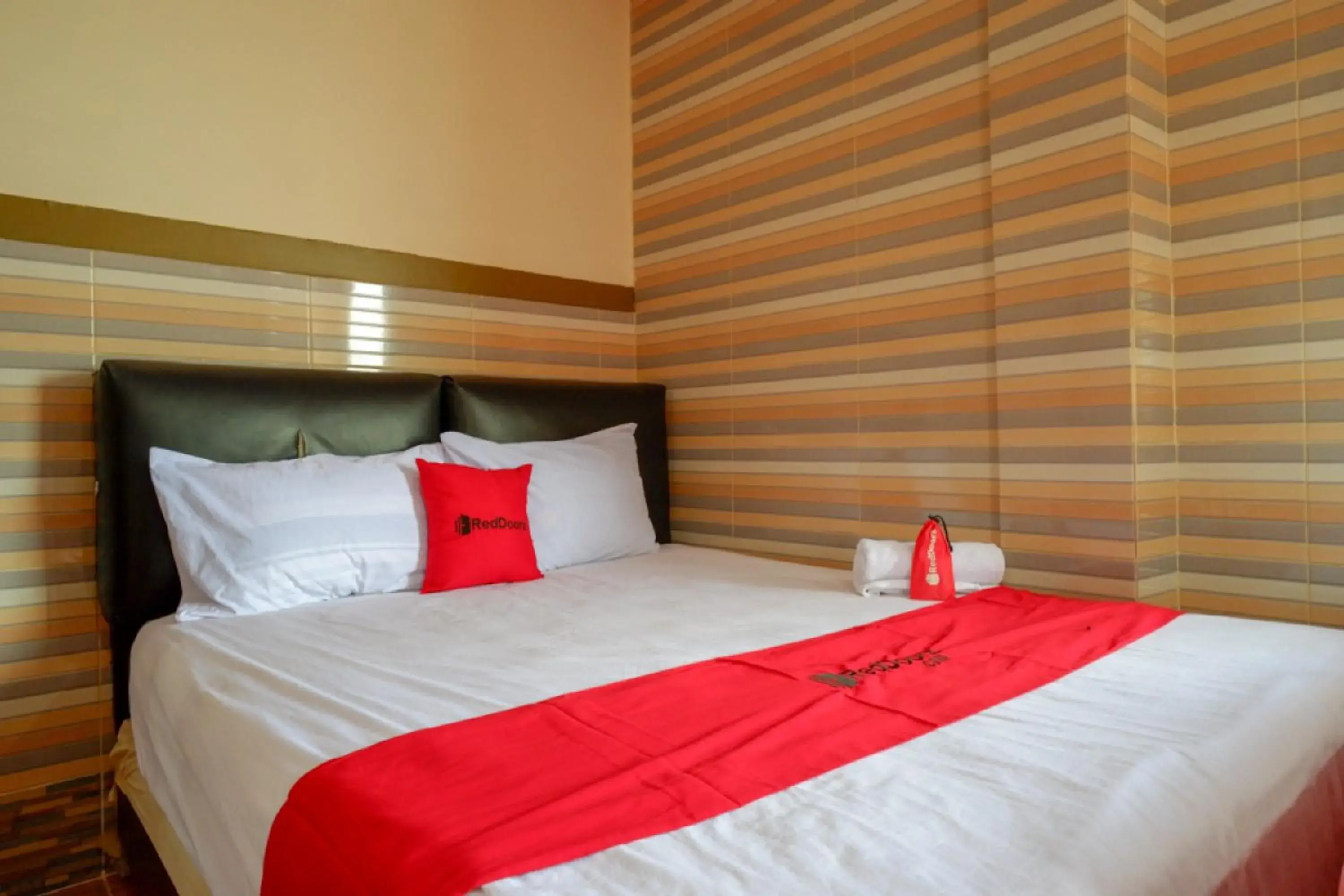 Superior Double Room in RedDoorz near Kendari Beach 2 Superior Double Room in RedDoorz near Kendari Beach 2