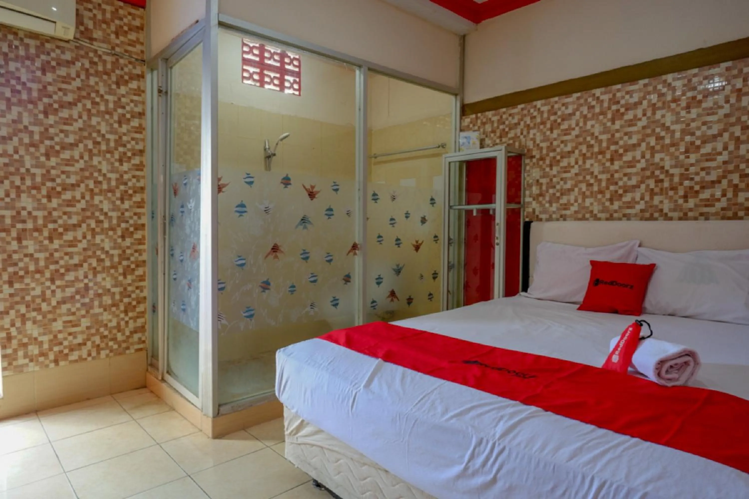 Bed in RedDoorz near Kendari Beach 2