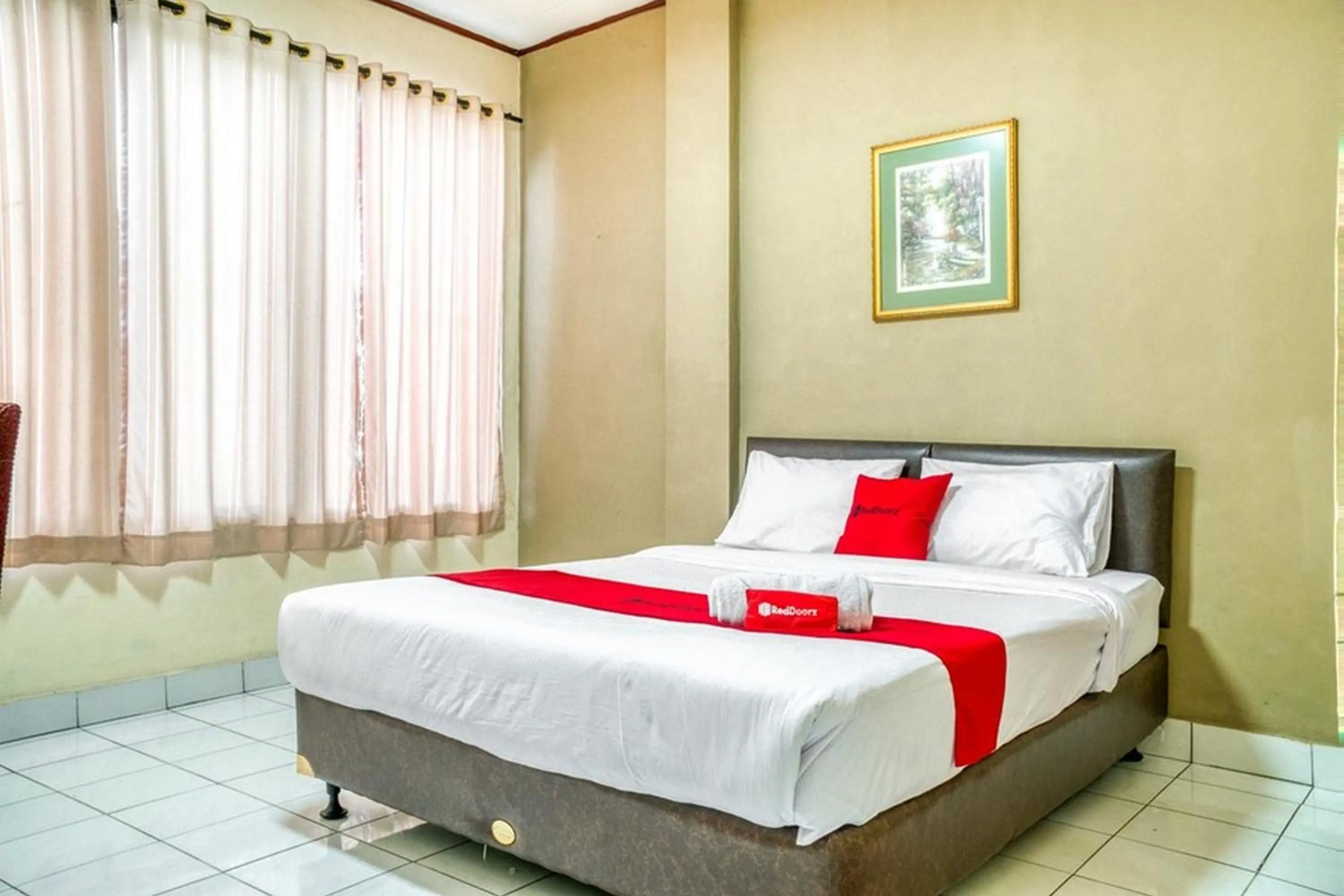 Bed in RedDoorz near Plaza Senayan