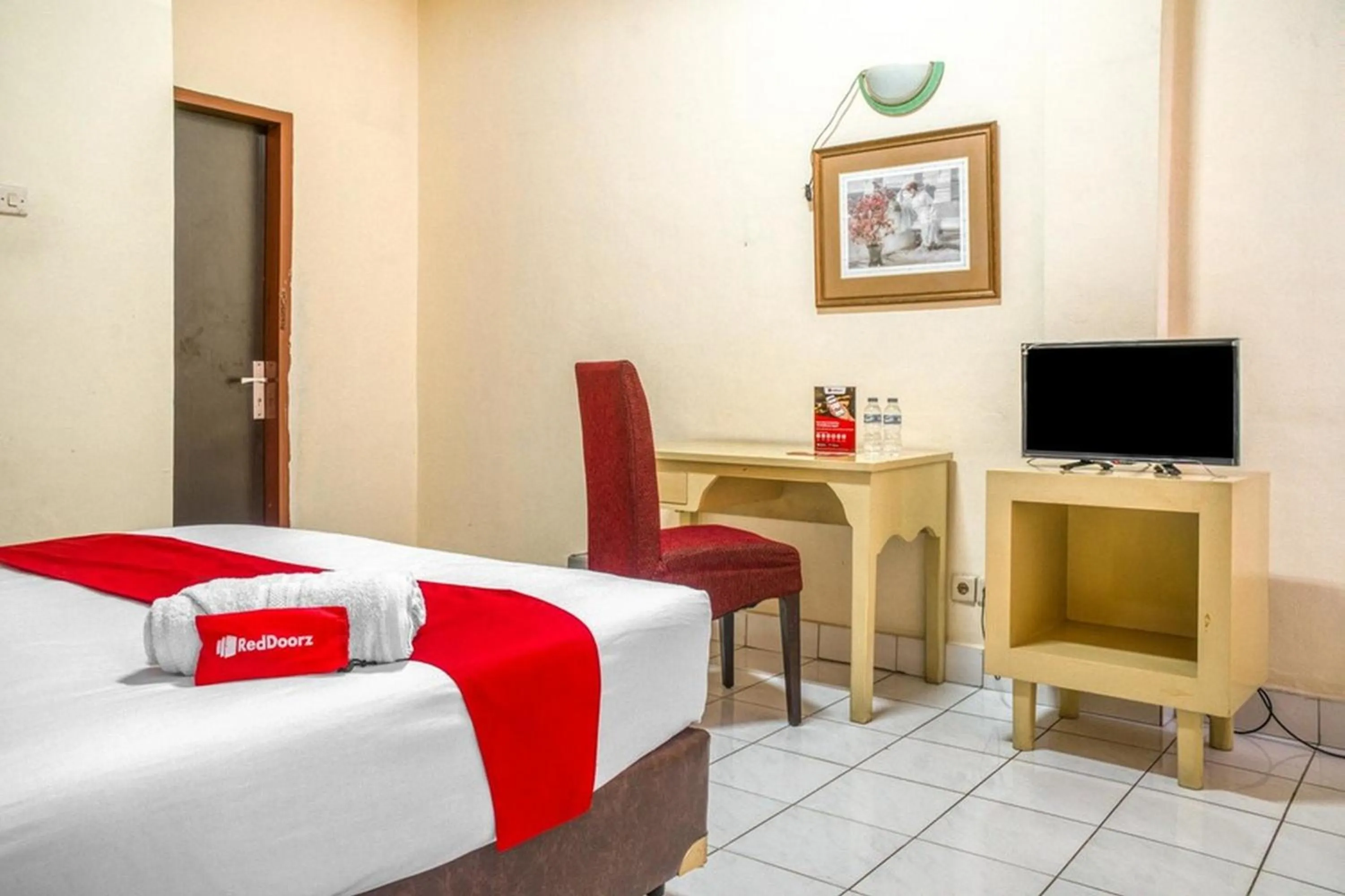 Bed in RedDoorz near Plaza Senayan