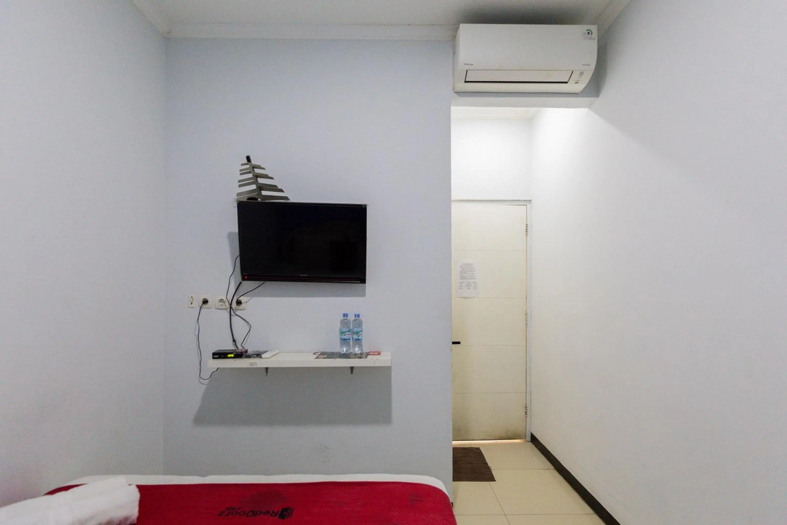 Bed in RedDoorz @ Garden Boulevard Citra Raya Tangerang