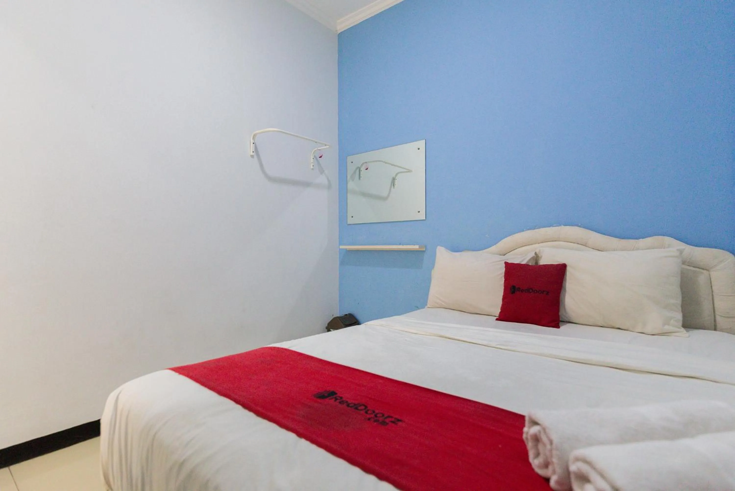 Bed in RedDoorz @ Garden Boulevard Citra Raya Tangerang