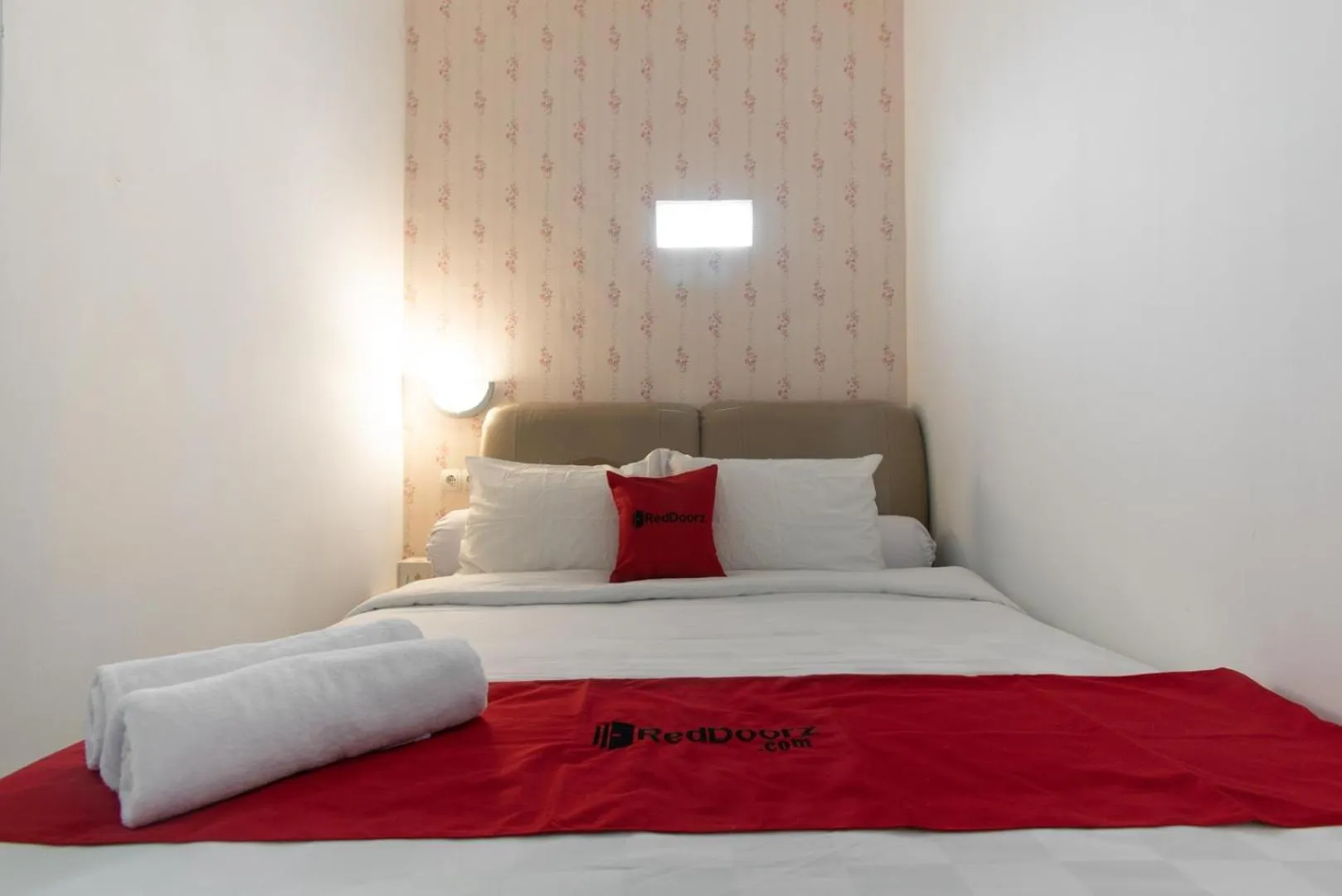 Bedroom, Bed in RedDoorz Plus near Trans Studio Cibubur 2