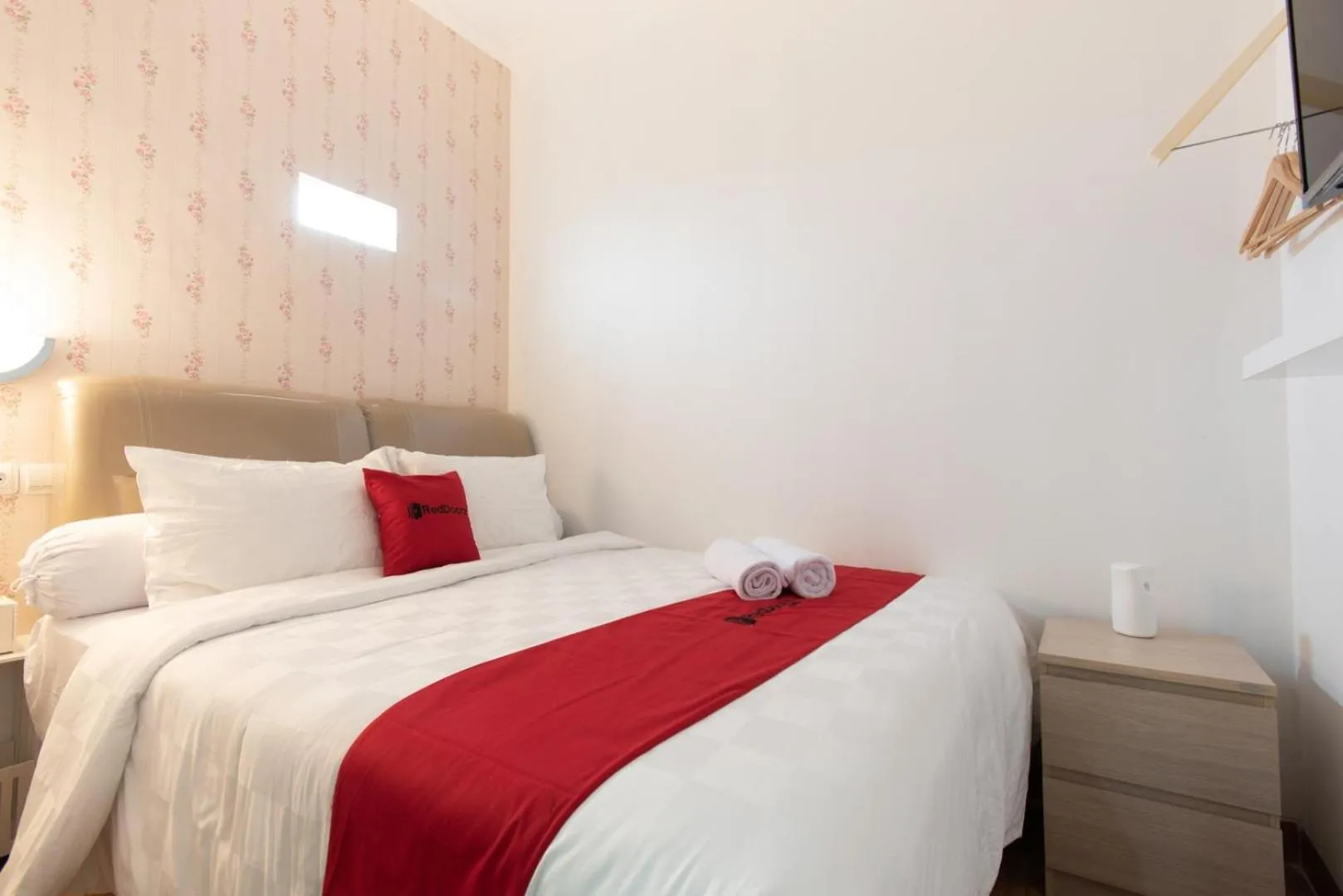 Bedroom, Bed in RedDoorz Plus near Trans Studio Cibubur 2