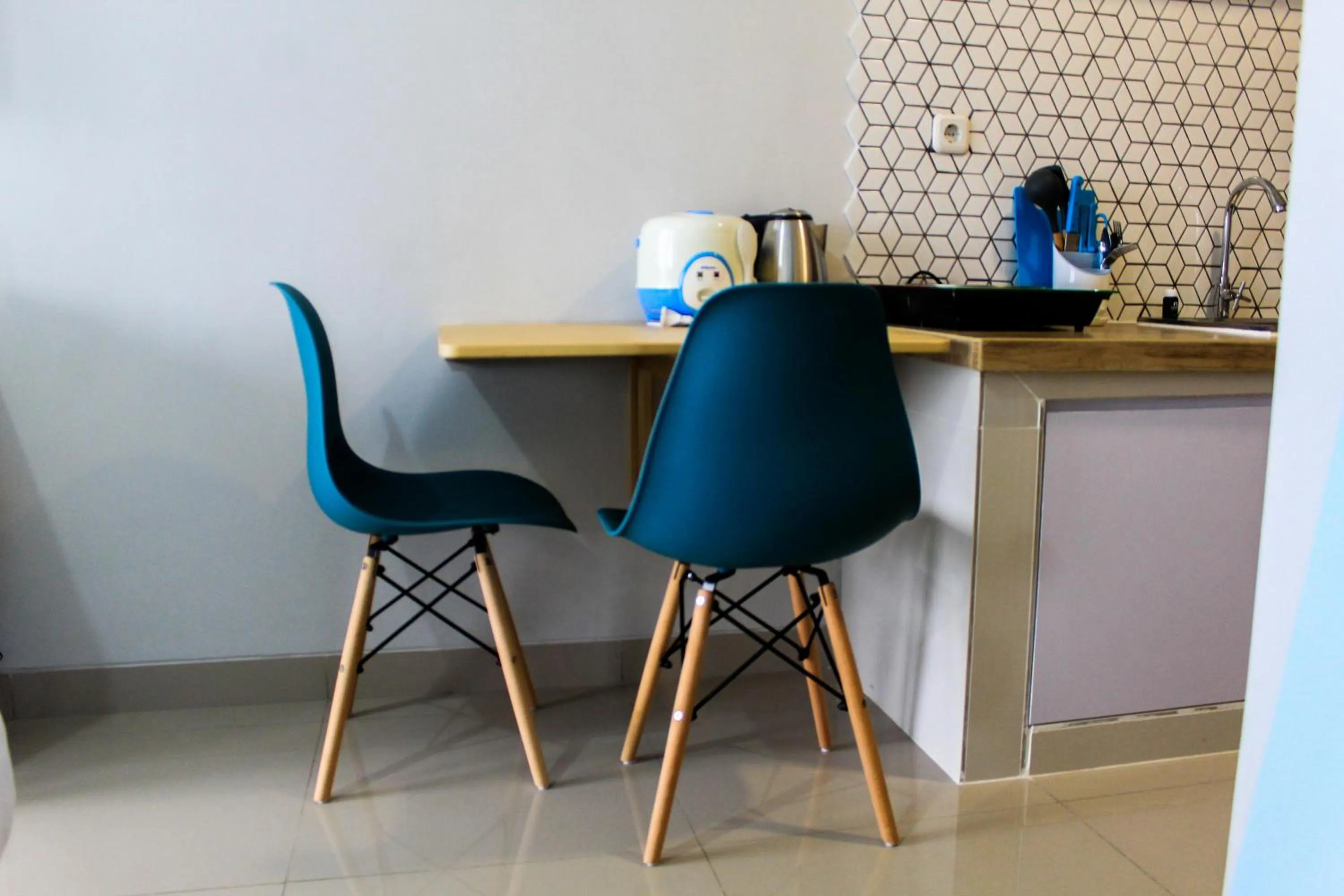 Dining area in Minimalist and Posh Studio Parkland Avenue Apartment By Travelio