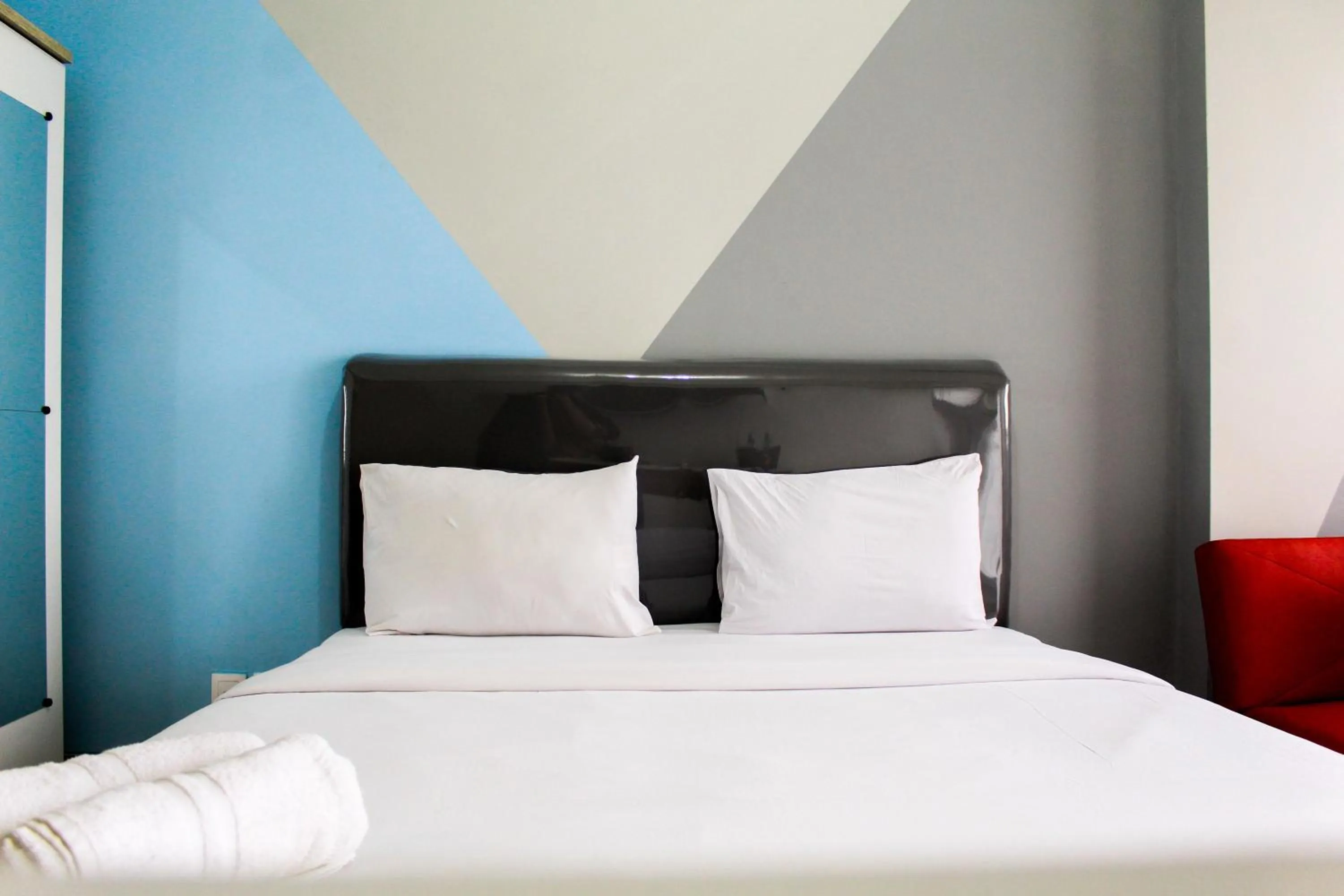 Bed in Minimalist and Posh Studio Parkland Avenue Apartment By Travelio