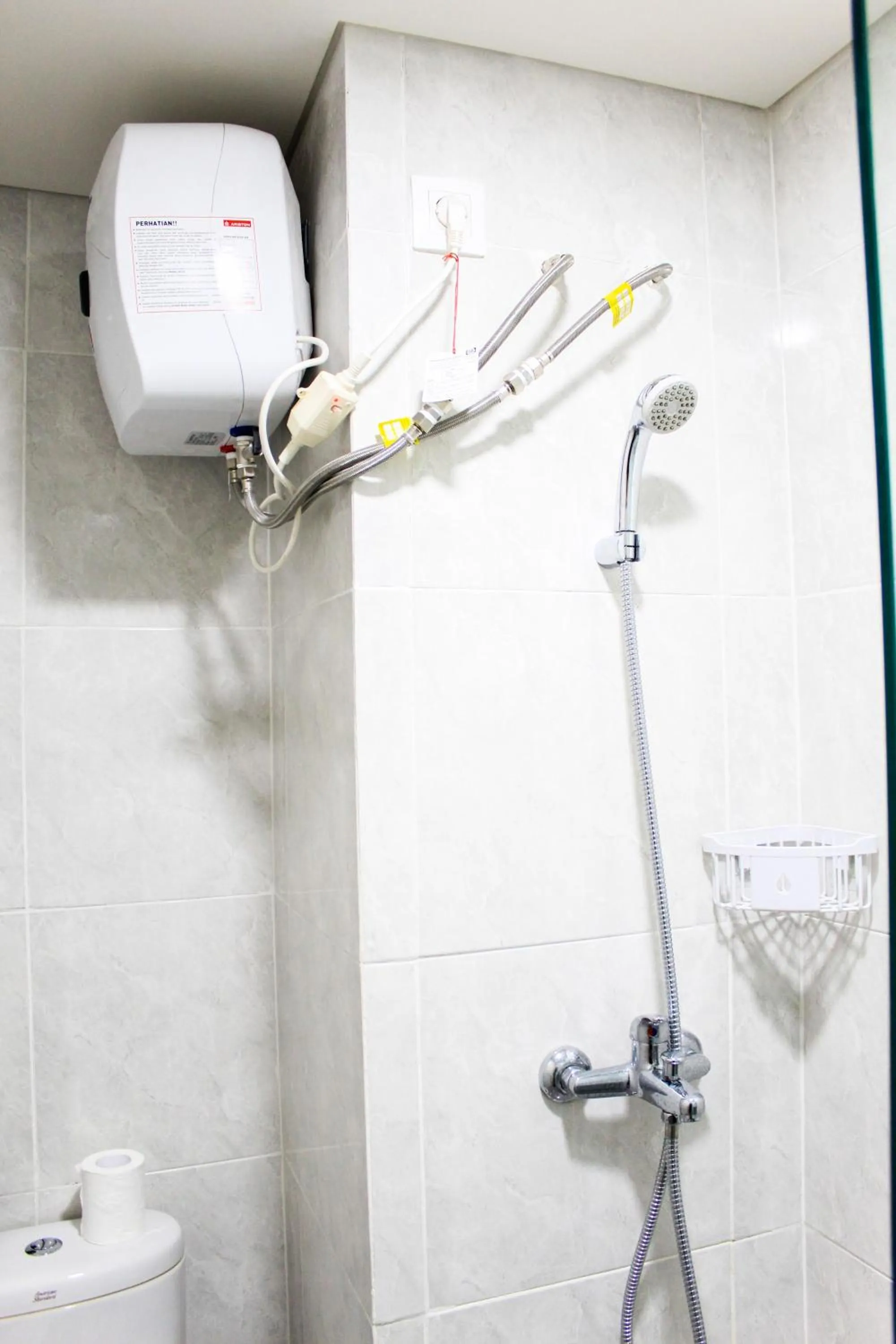 Bathroom in Minimalist and Posh Studio Parkland Avenue Apartment By Travelio