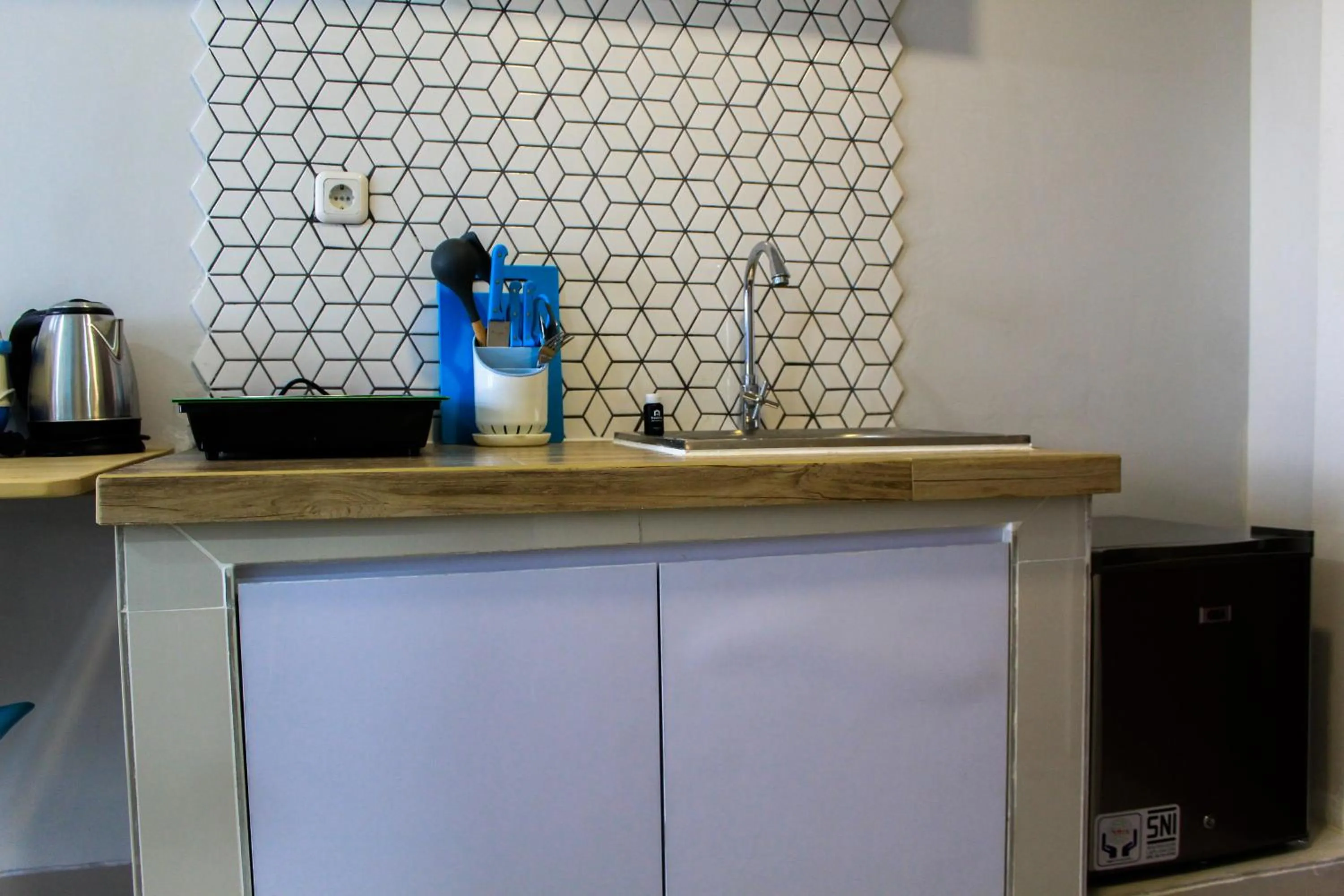 Kitchen or kitchenette in Minimalist and Posh Studio Parkland Avenue Apartment By Travelio