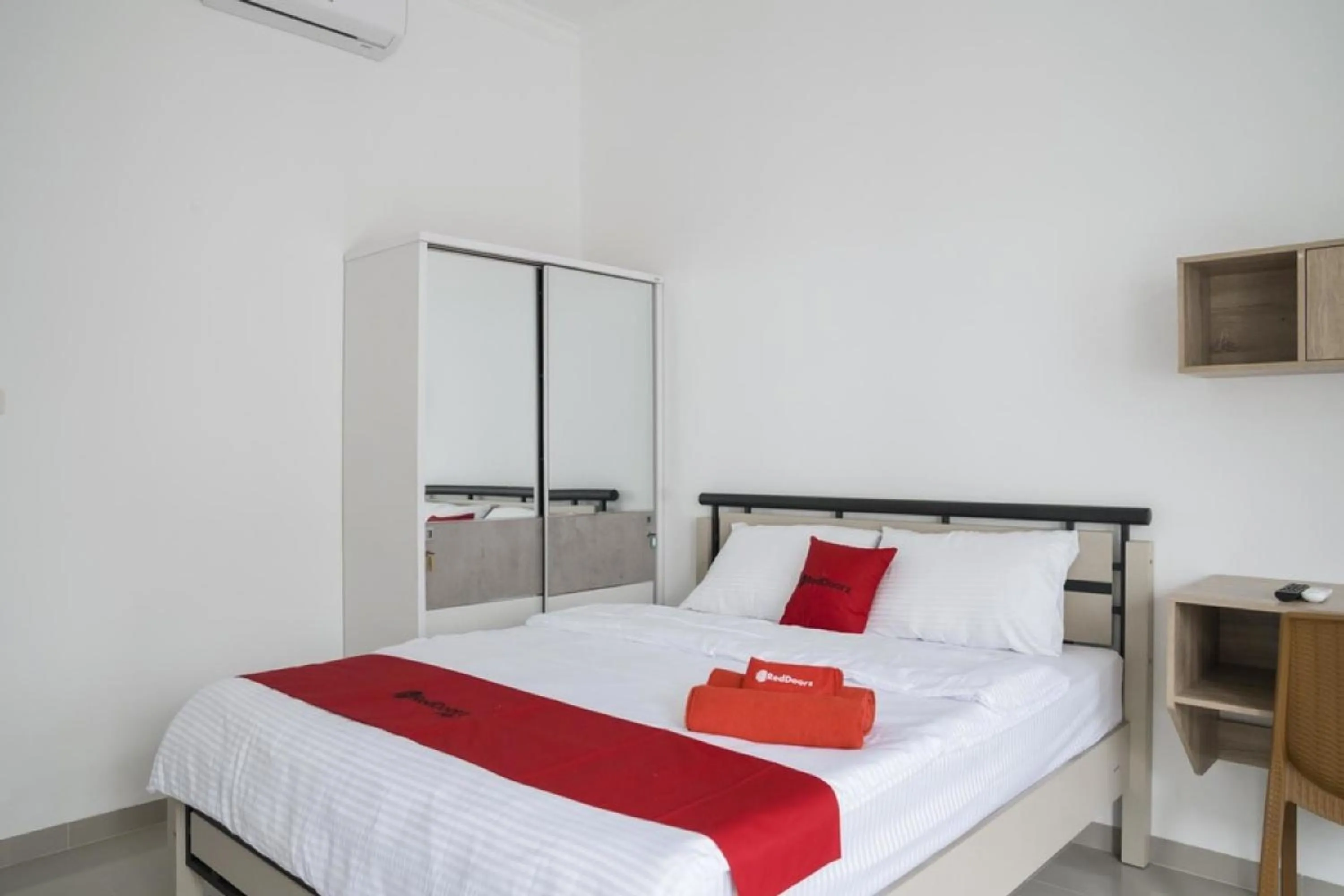 Bedroom in RedDoorz Syariah near RSUD Kota Bogor