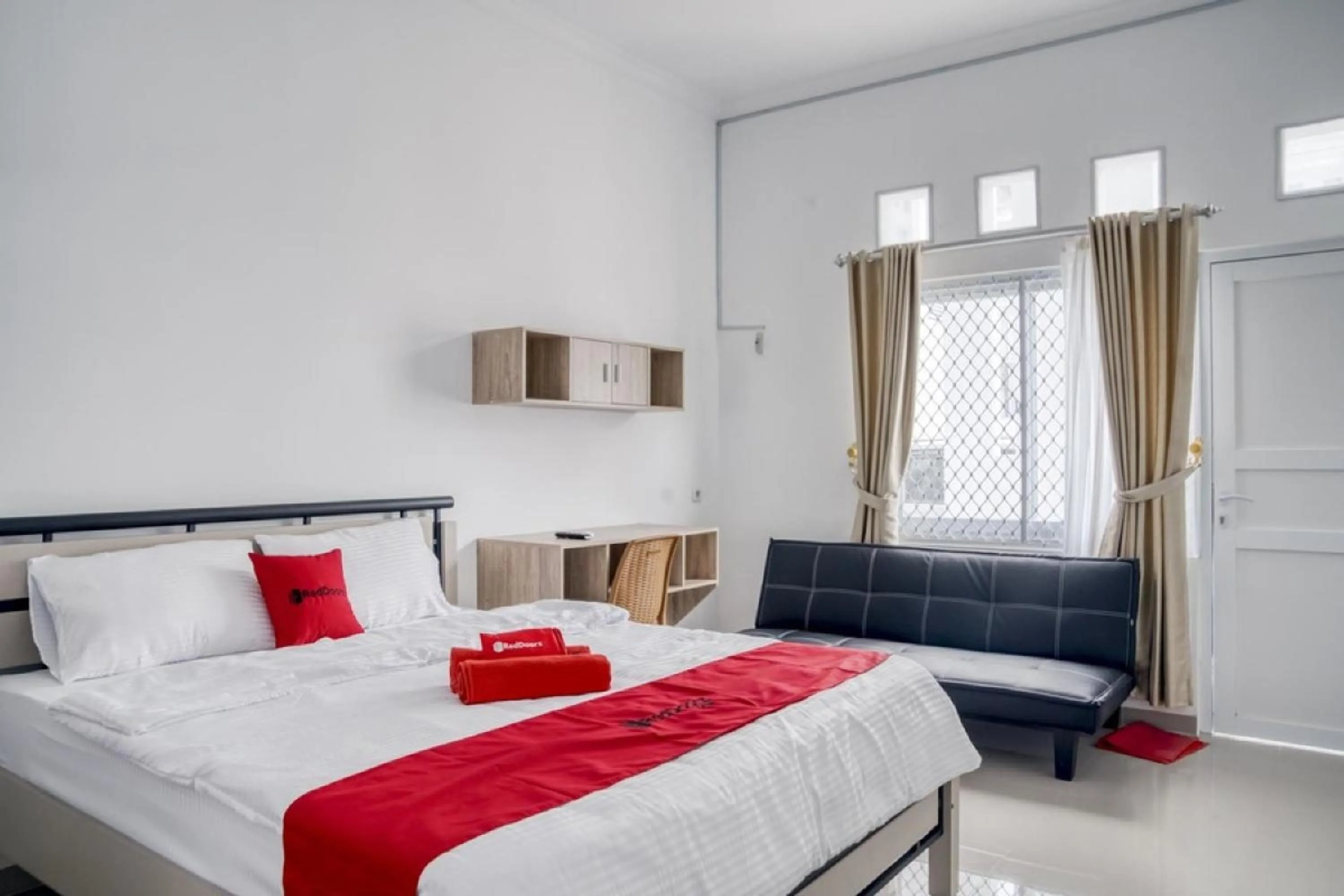 Bedroom in RedDoorz Syariah near RSUD Kota Bogor