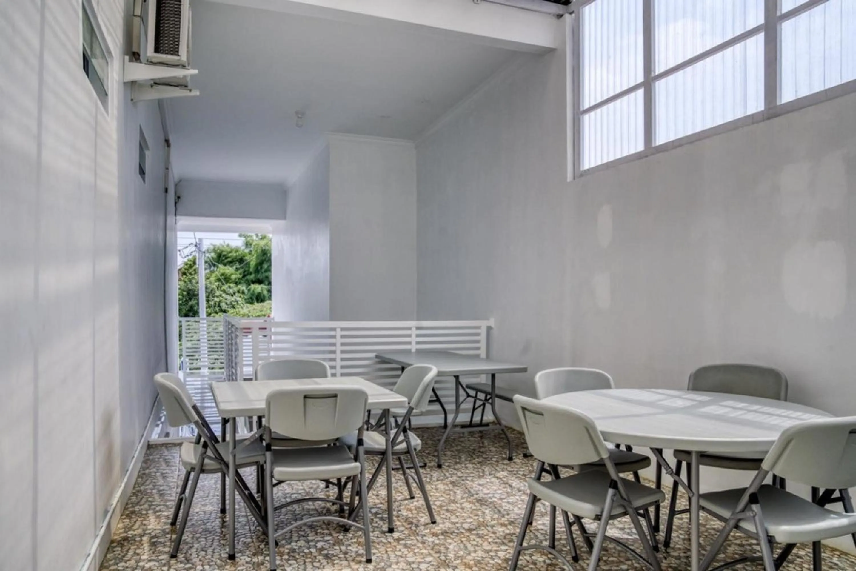 Dining area in RedDoorz Syariah near RSUD Kota Bogor