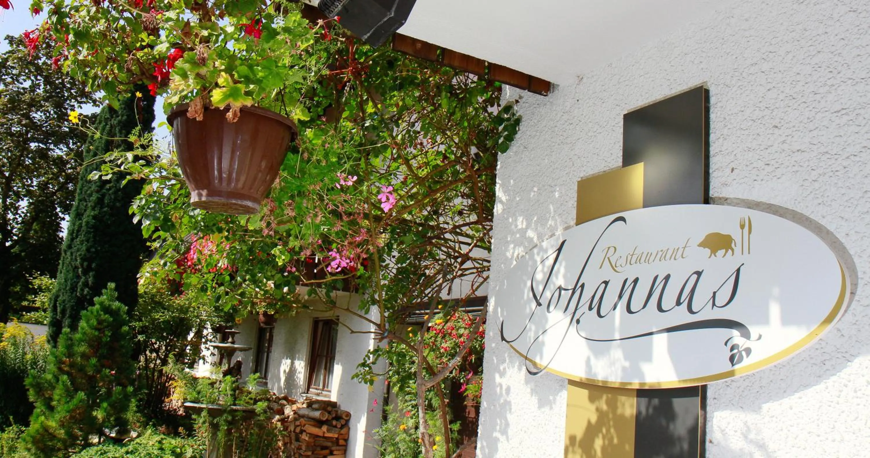 Facade/entrance in Hotel Neumayr