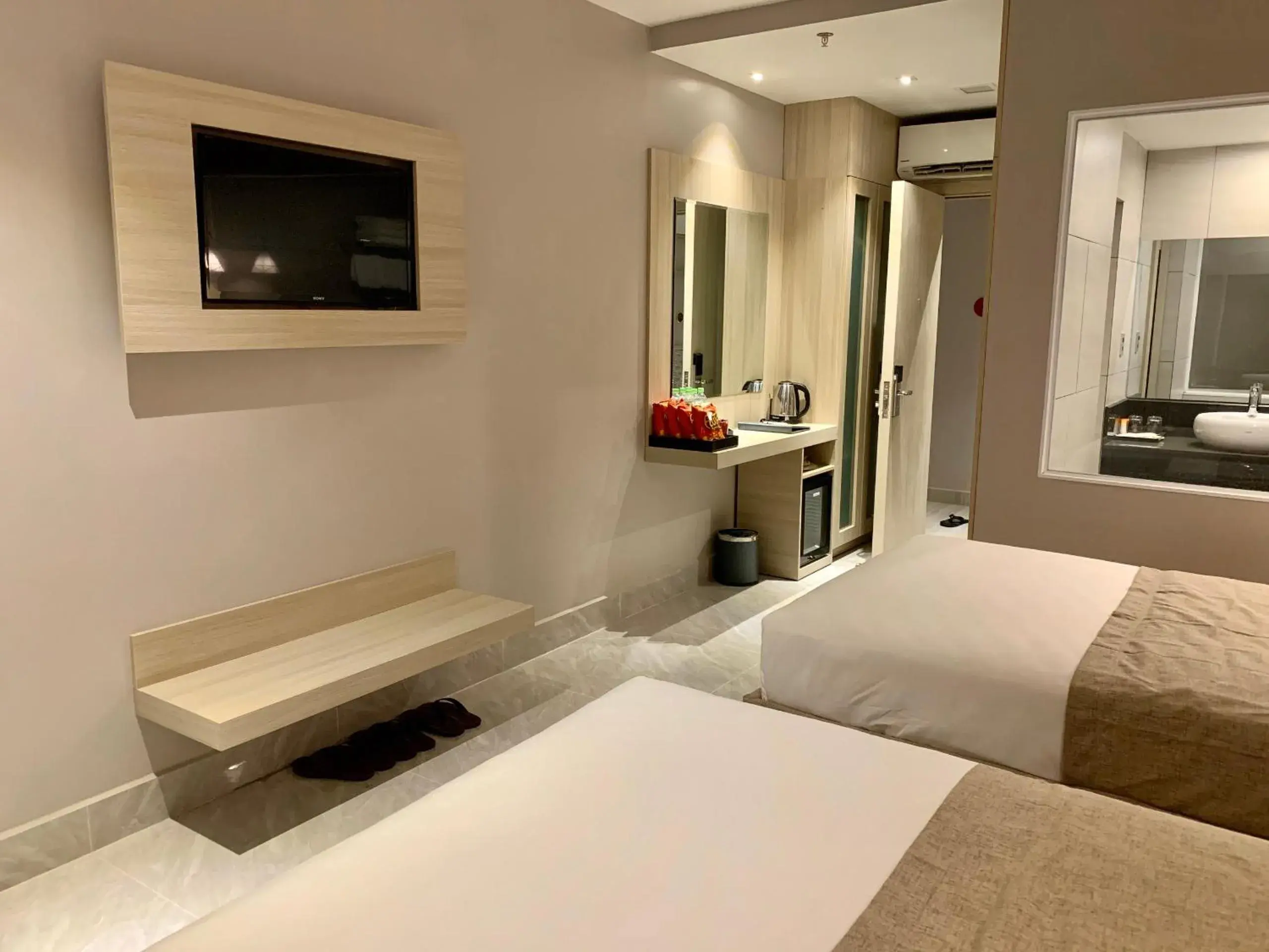 Superior Twin Room in HOLIDAY 2 HOTEL Superior Twin Room in HOLIDAY 2 HOTEL