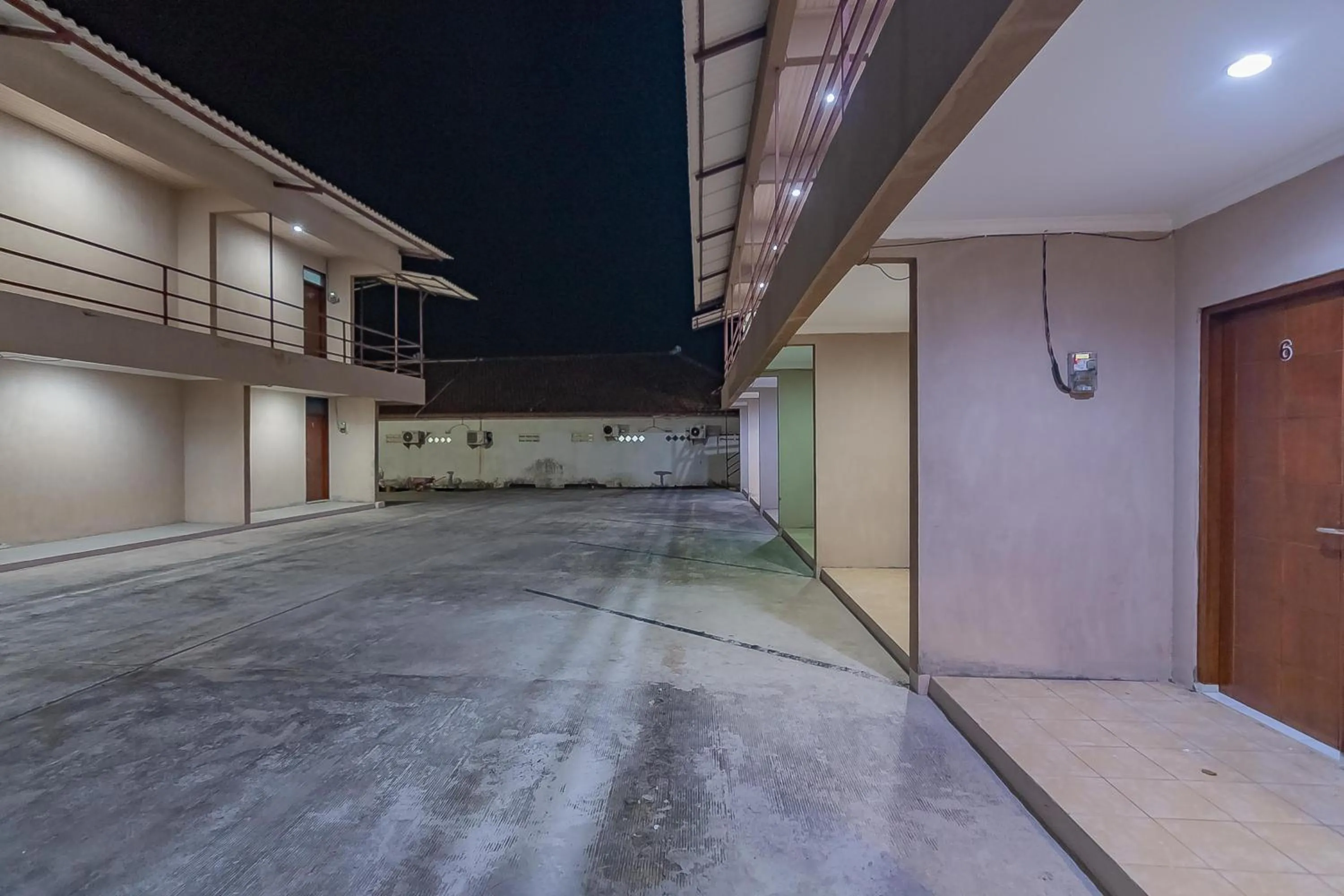 Facade/entrance in RedDoorz Plus at Bukit Cinta Street Balikpapan