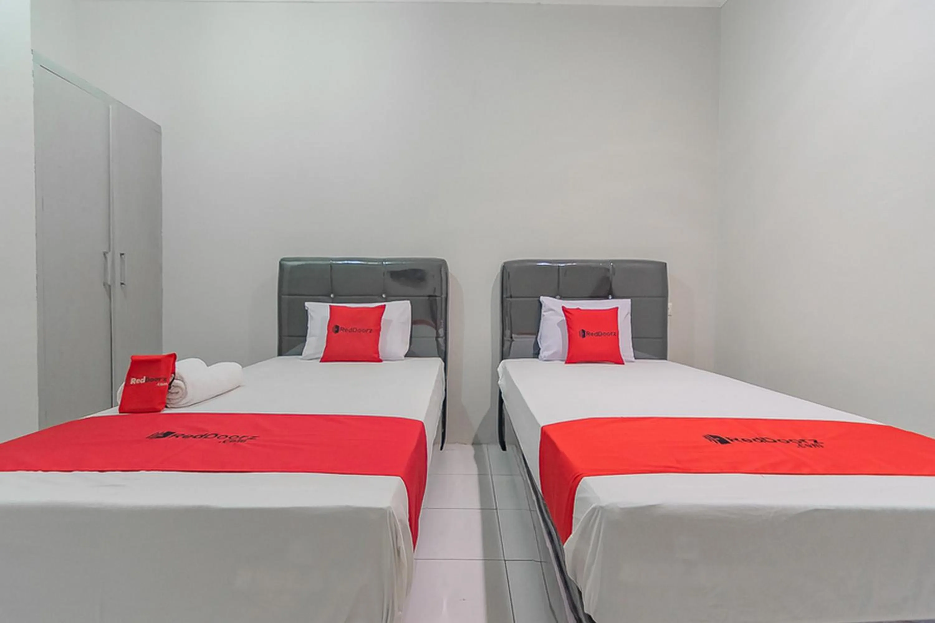 Bed in RedDoorz Plus at Bukit Cinta Street Balikpapan