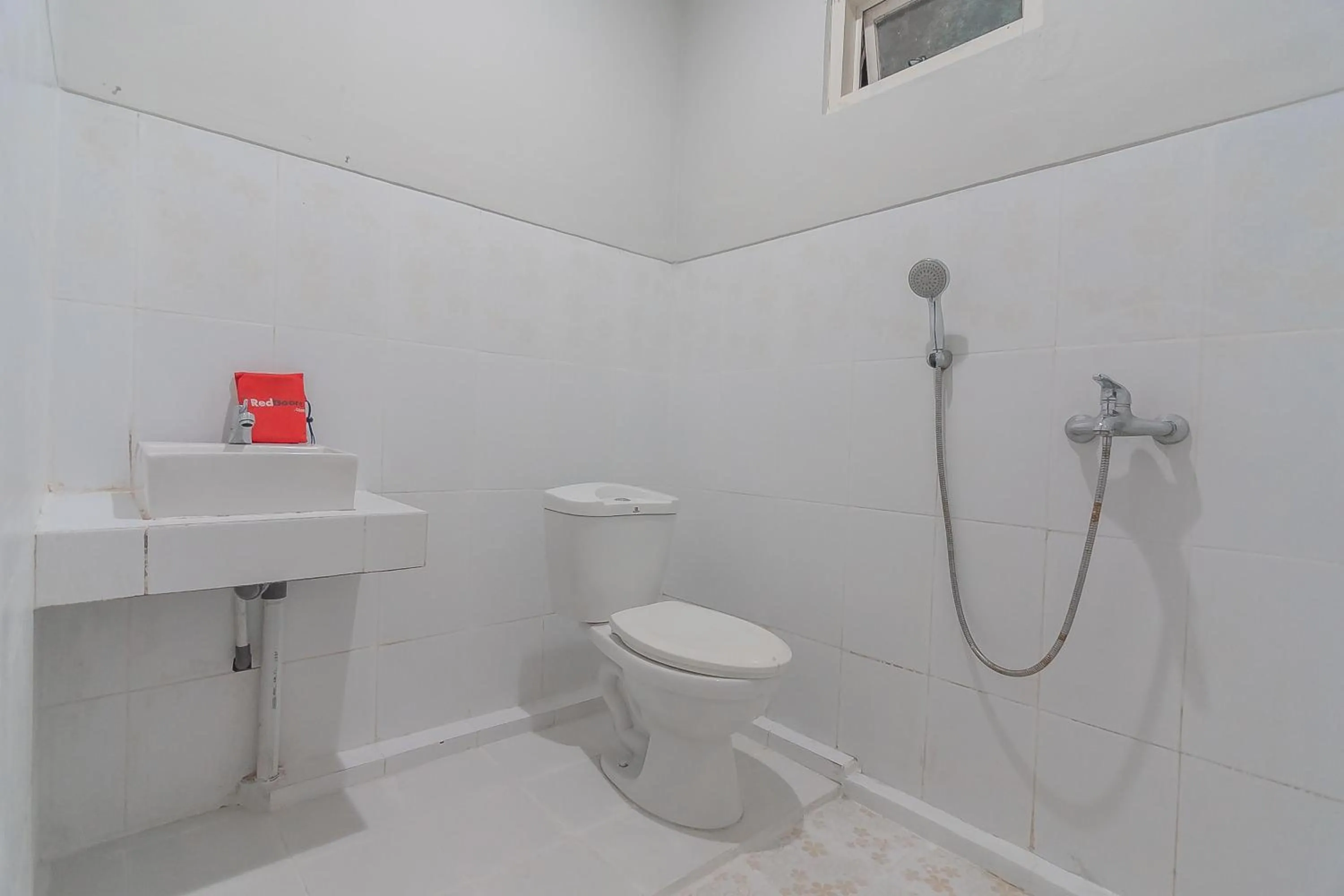 Bathroom in RedDoorz Plus at Bukit Cinta Street Balikpapan