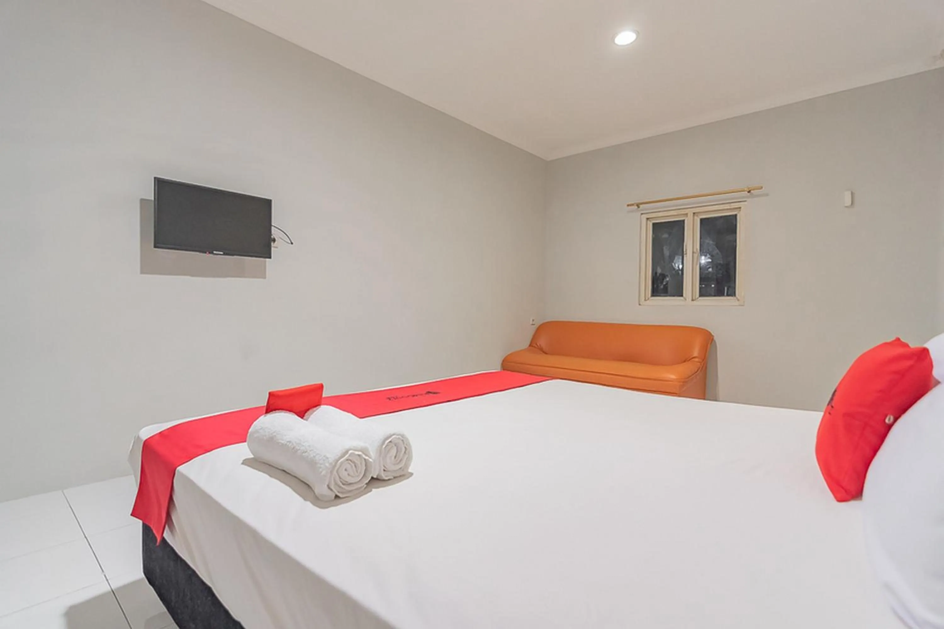 Bed in RedDoorz Plus at Bukit Cinta Street Balikpapan