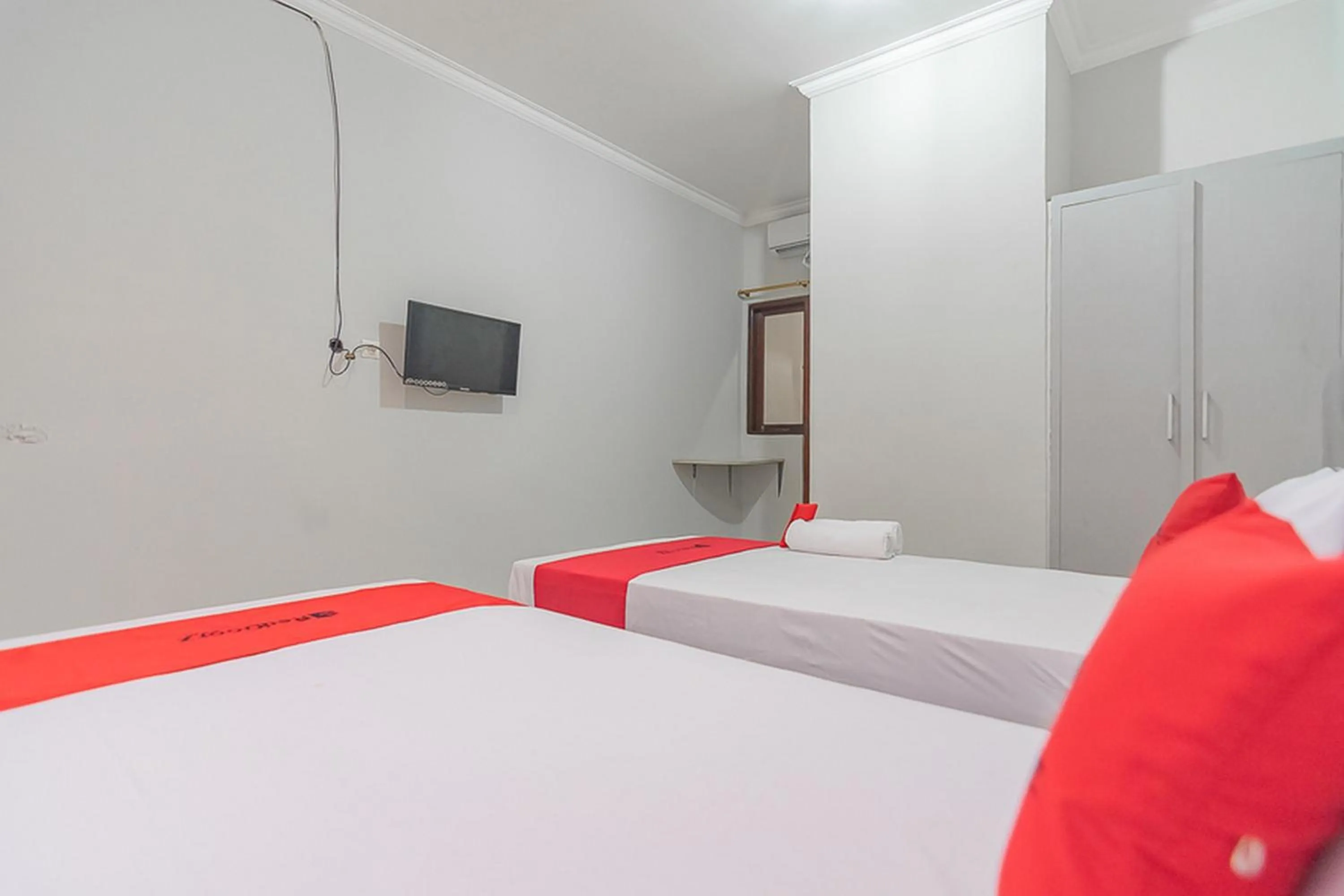 Bed in RedDoorz Plus at Bukit Cinta Street Balikpapan