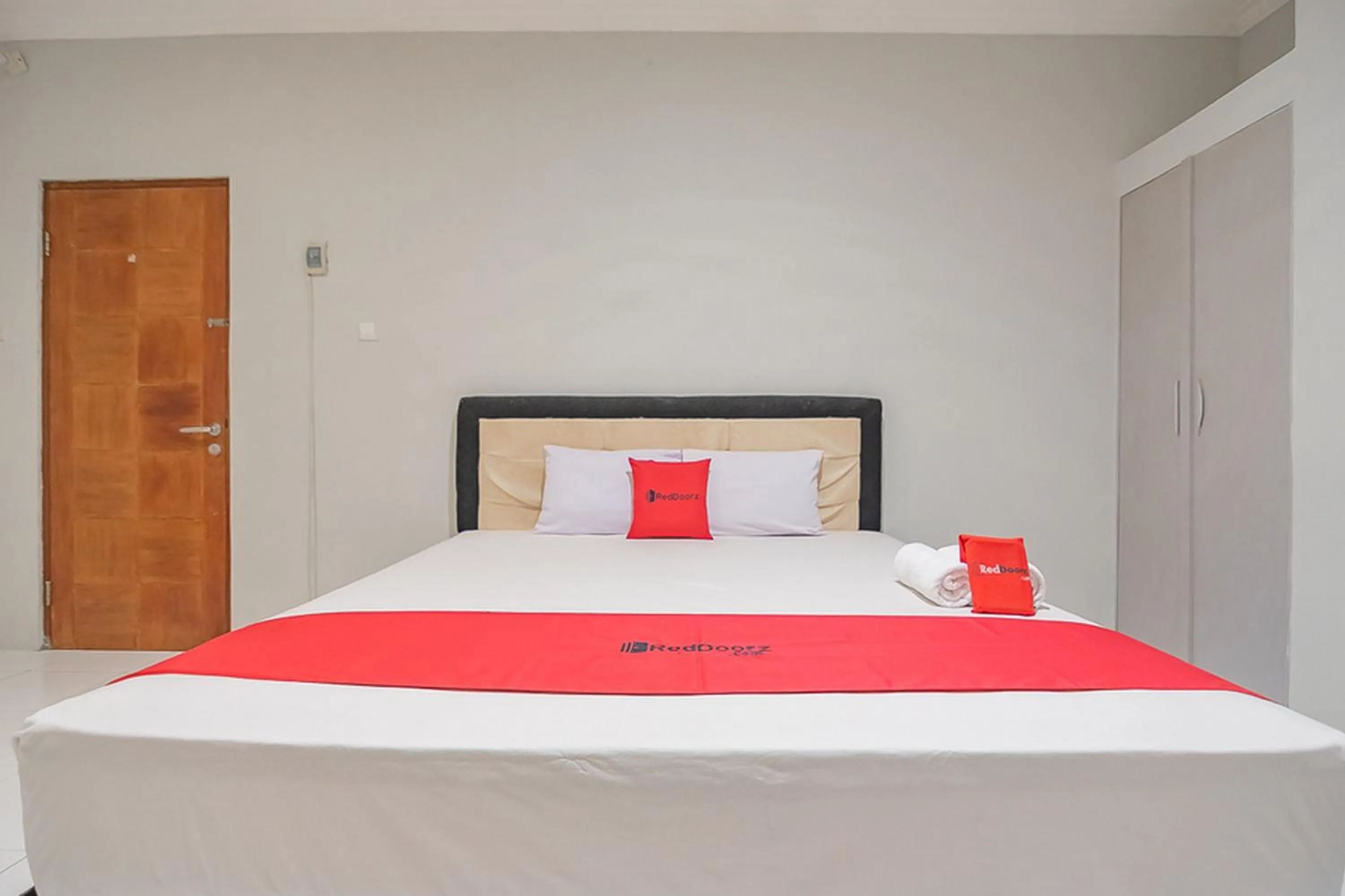 Bed in RedDoorz Plus at Bukit Cinta Street Balikpapan