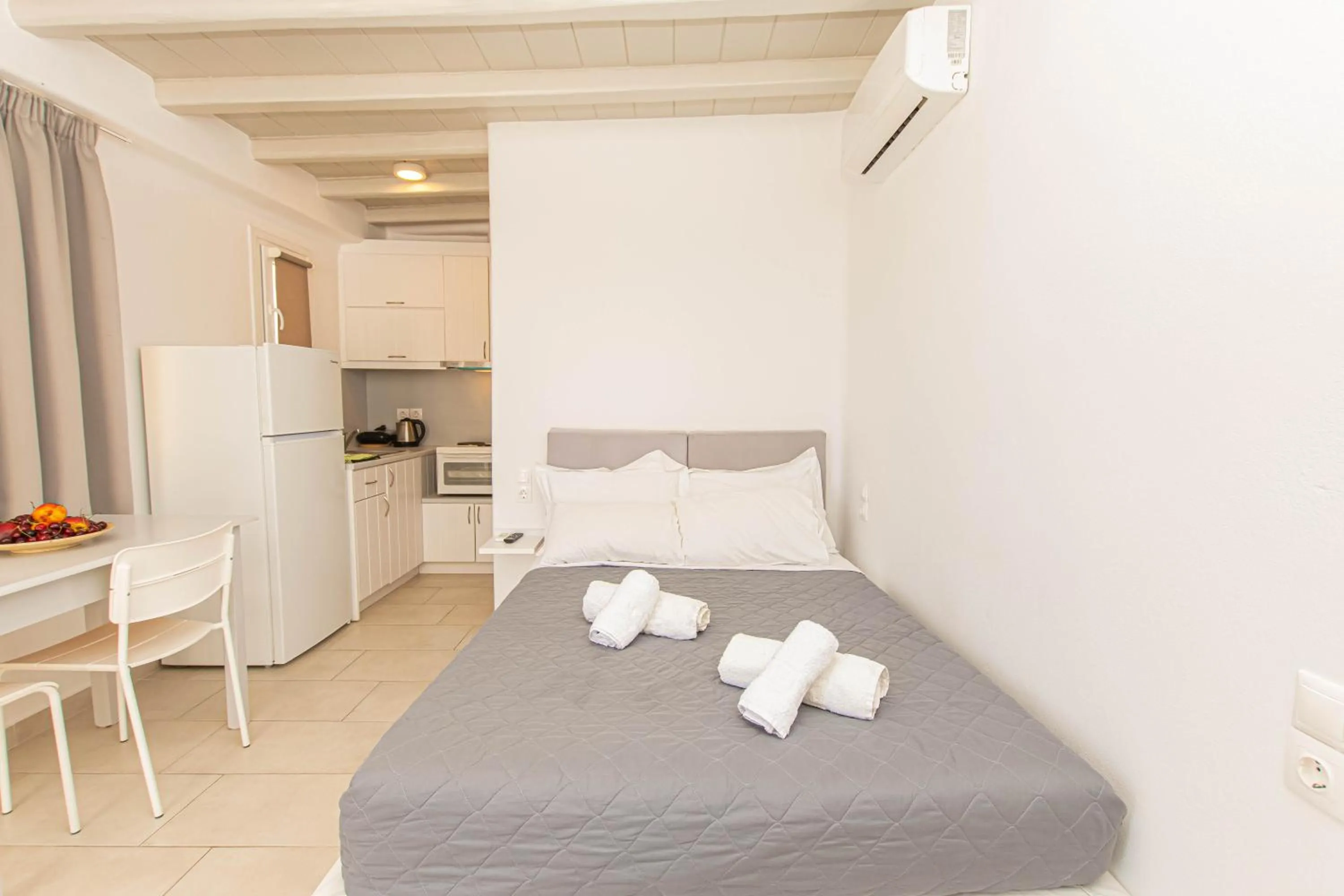 Photo of the whole room, Bed in Overview Mykonos Apartments