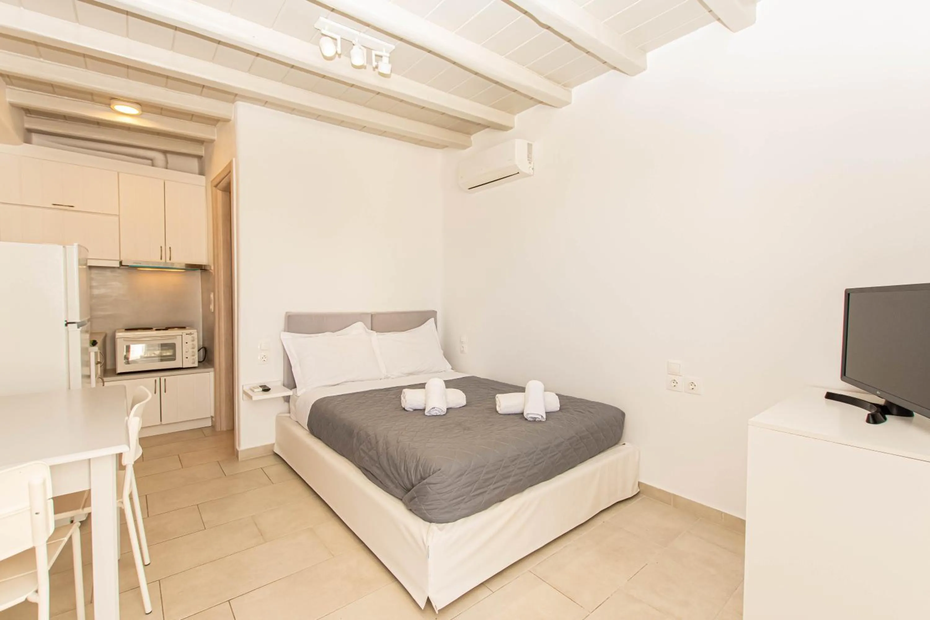 Photo of the whole room, Bed in Overview Mykonos Apartments