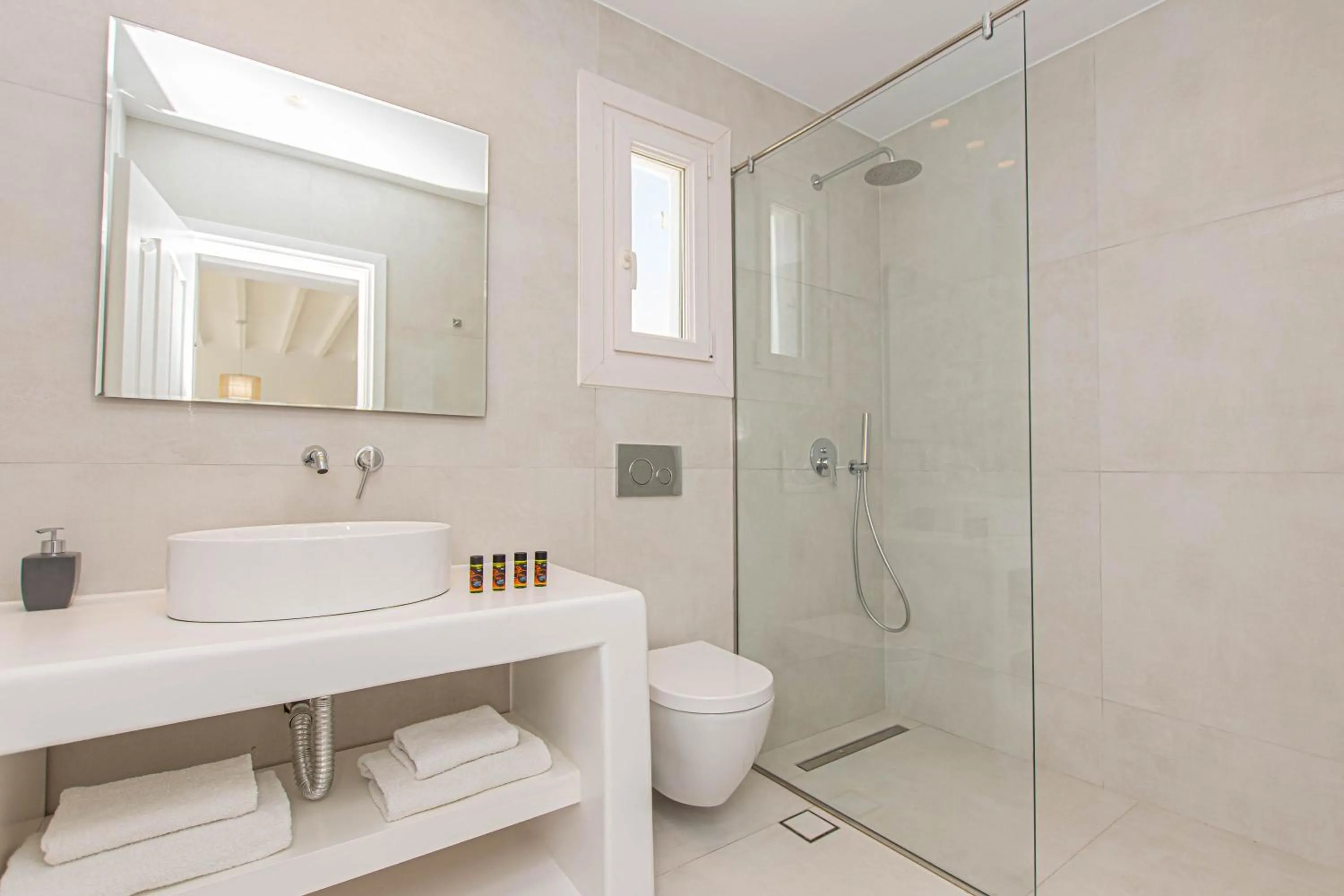 Bathroom in Overview Mykonos Apartments