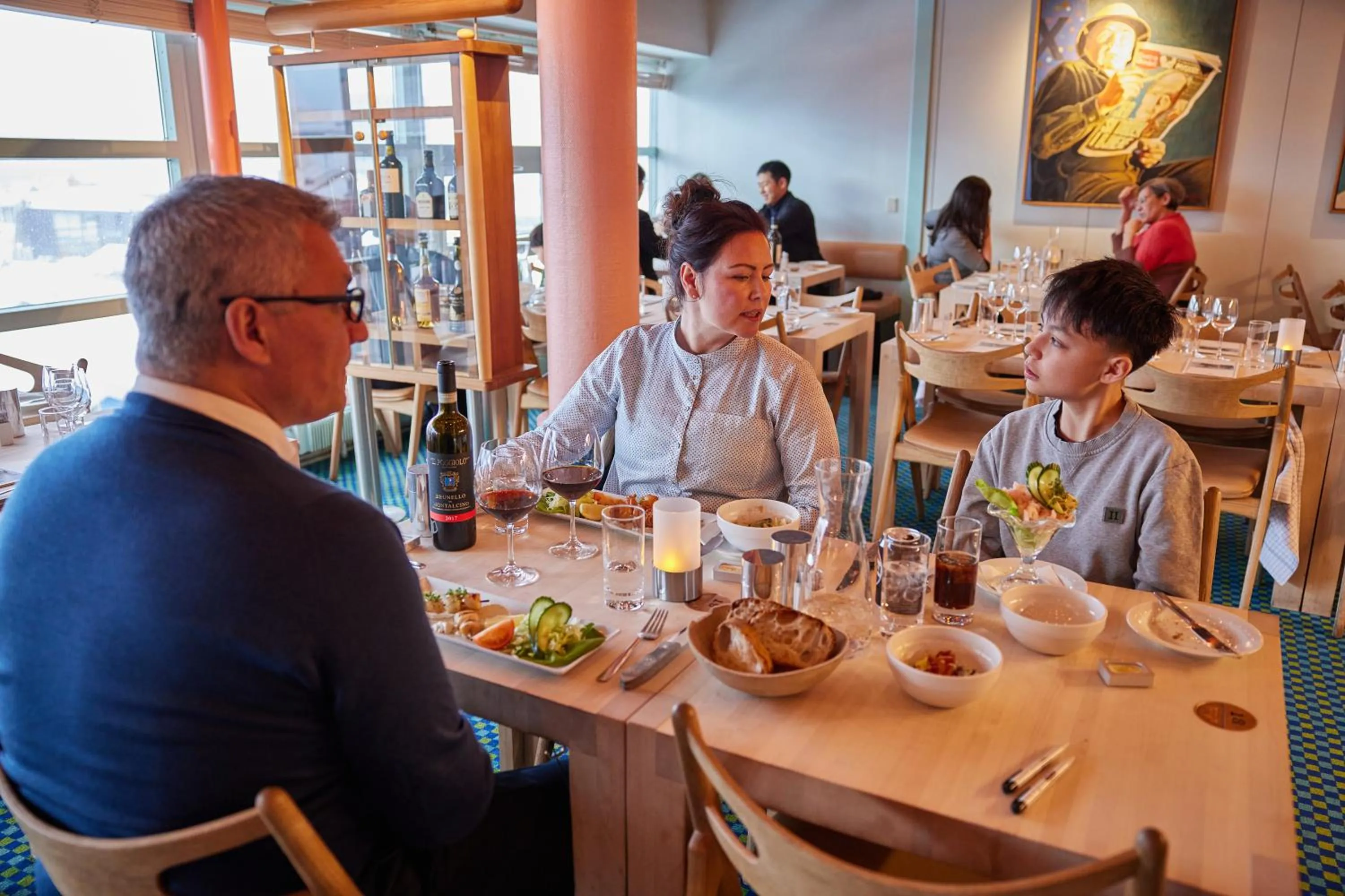 Restaurant/places to eat in Hotel Hans Egede