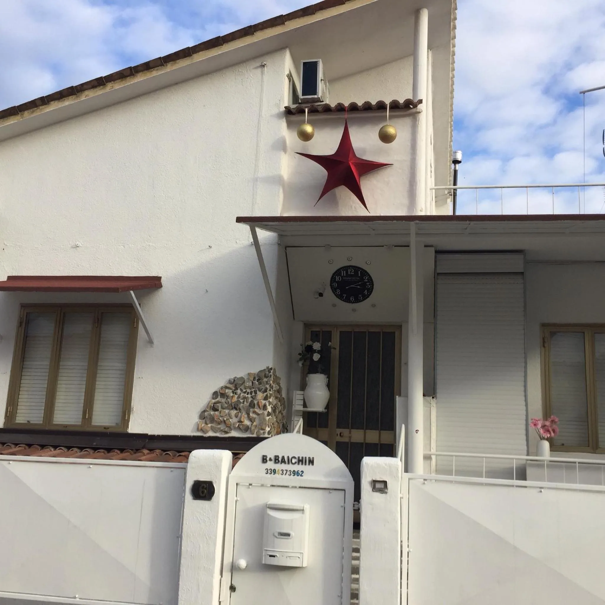 Facade/entrance in B & Baichin