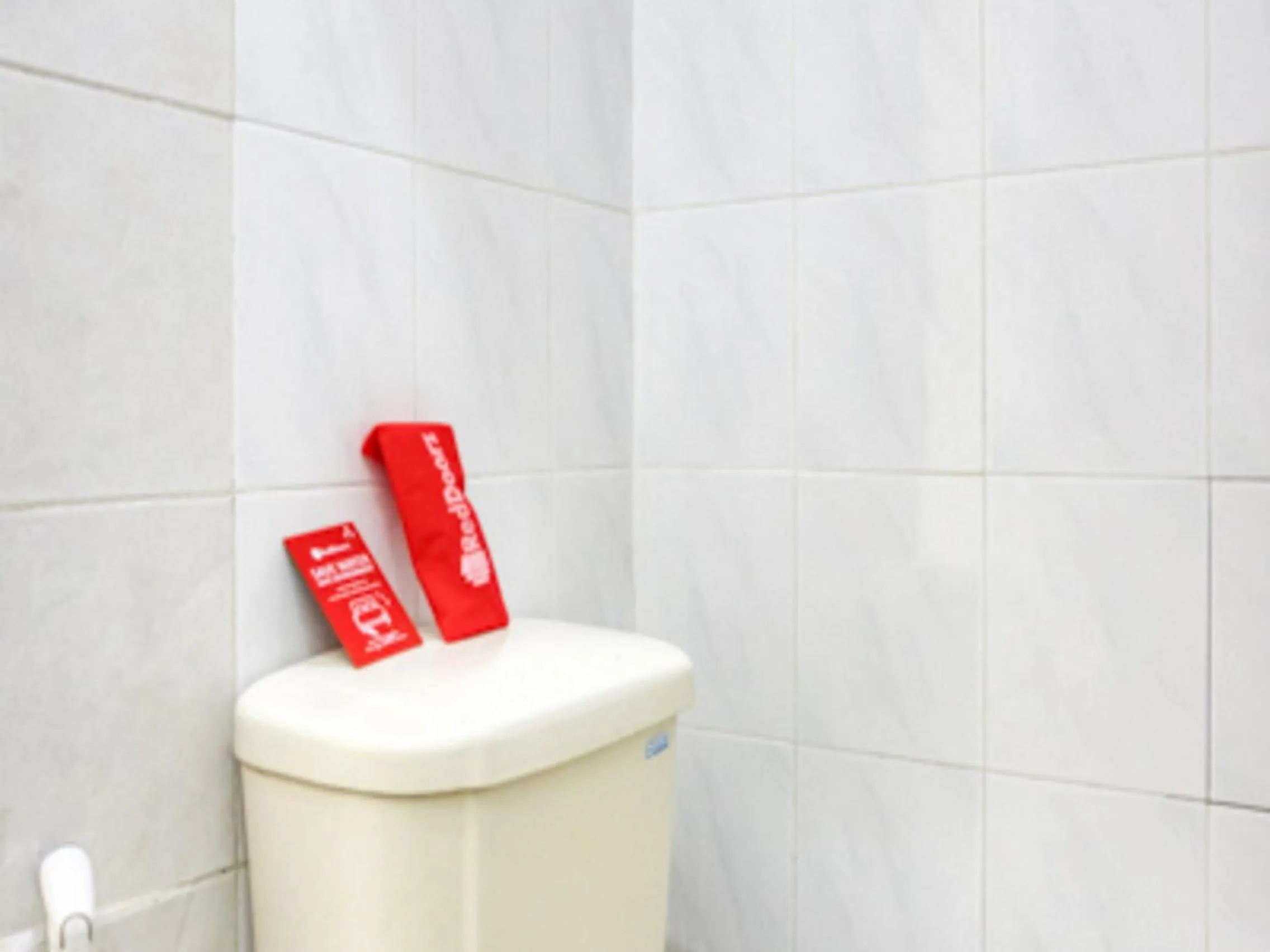 Bathroom in RedDoorz Syariah @ Lempuyangan