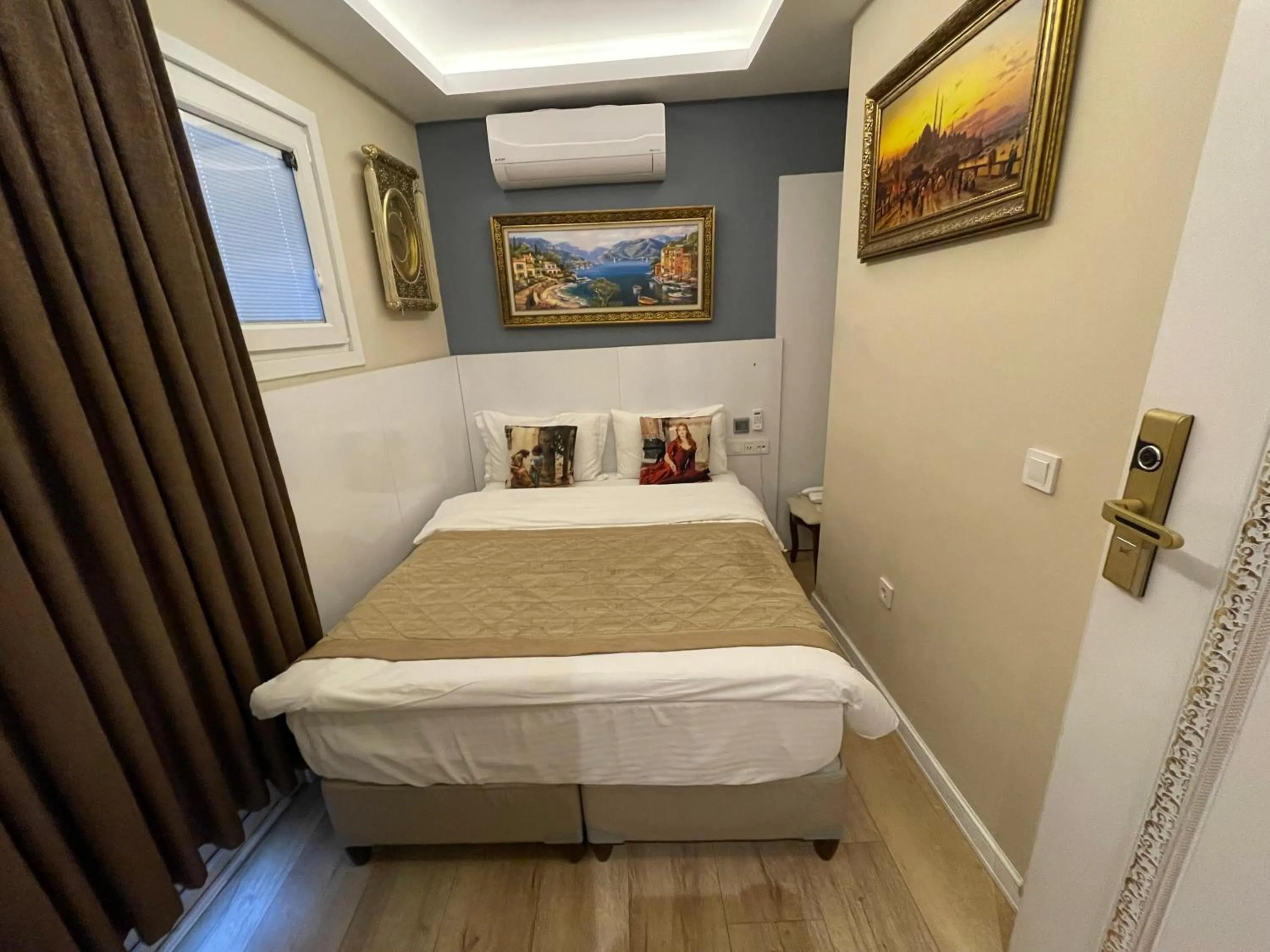 Bedroom, Bed in Atlantis Royal Hotel