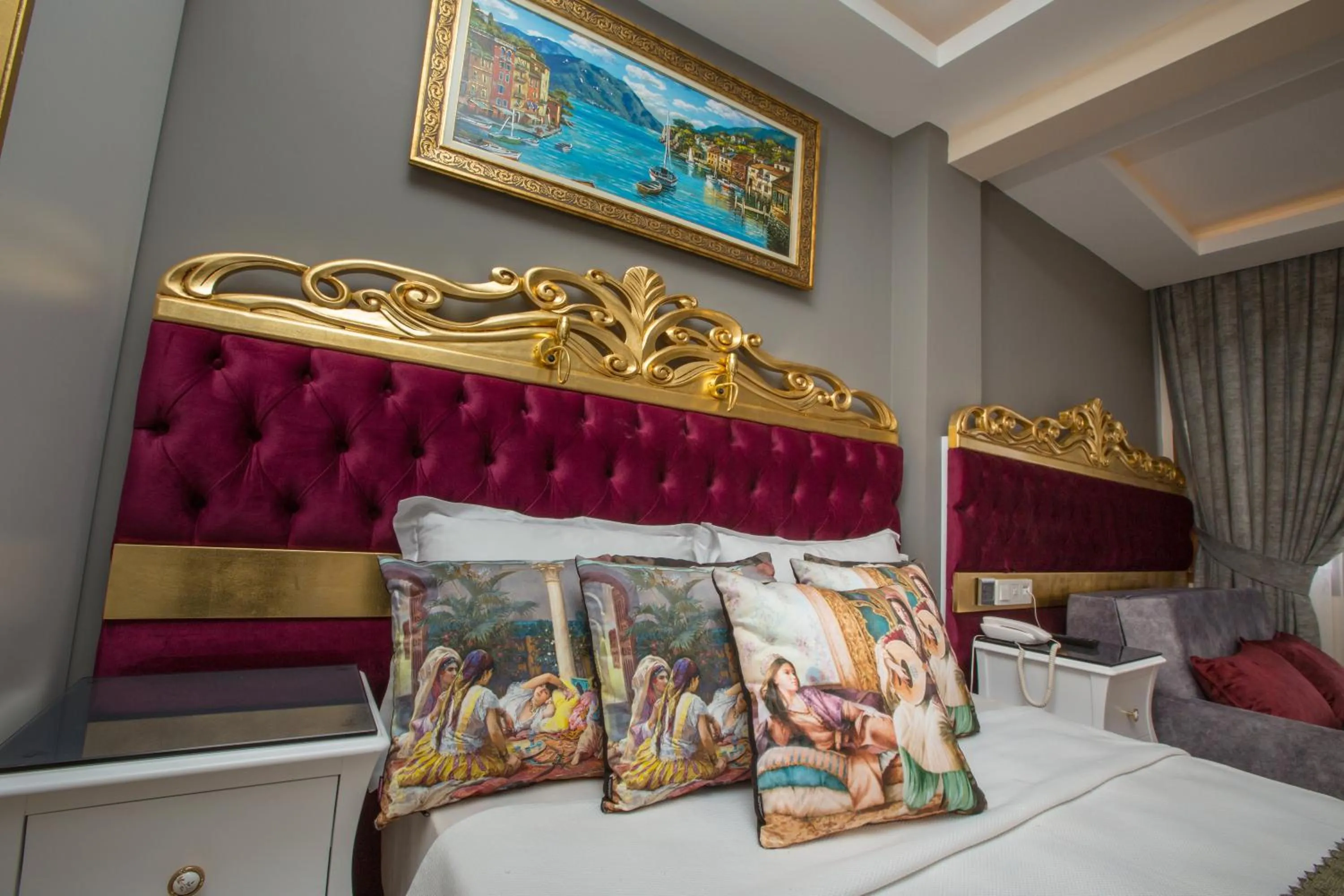 Living room, Bed in Atlantis Royal Hotel