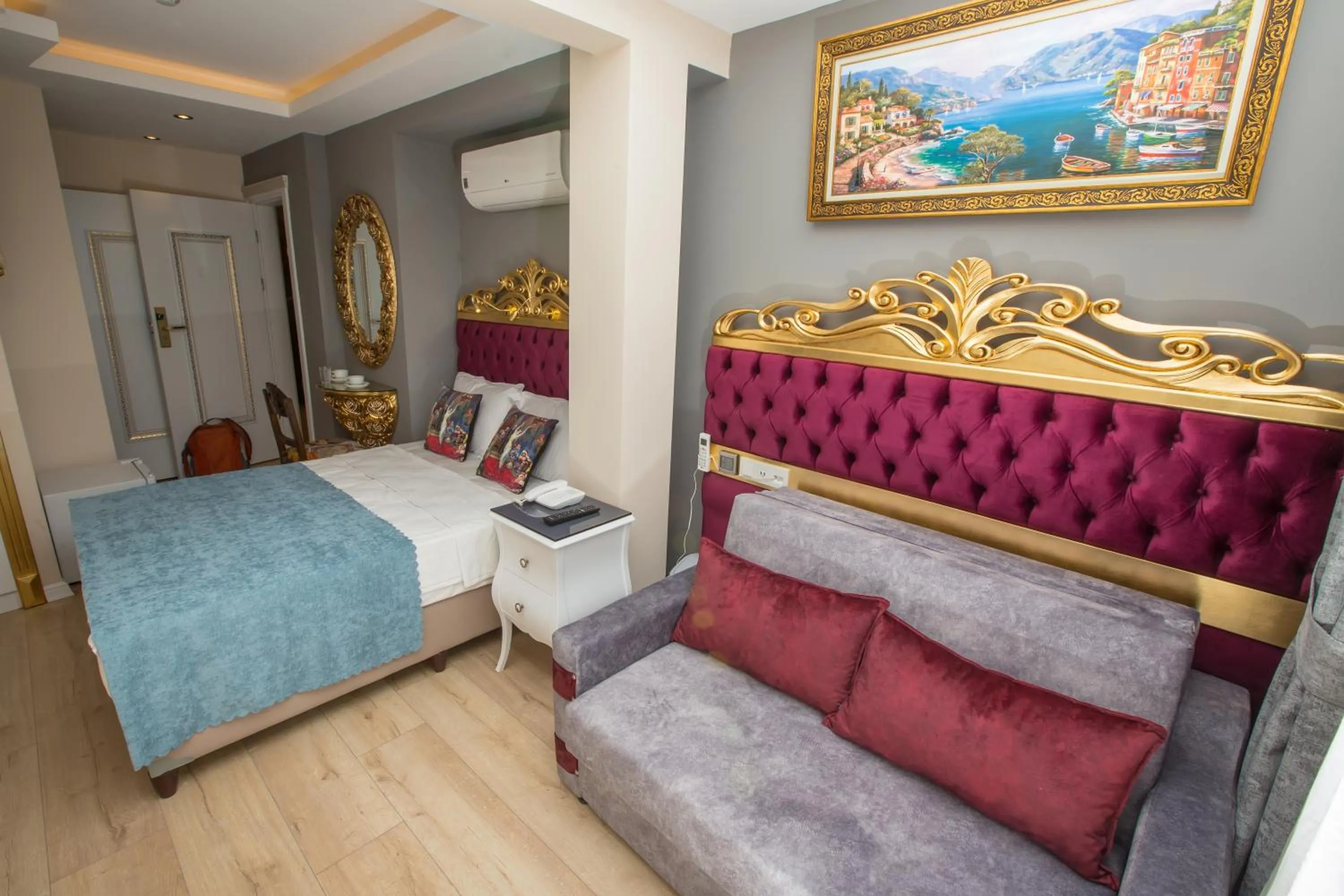 Living room, Bed in Atlantis Royal Hotel